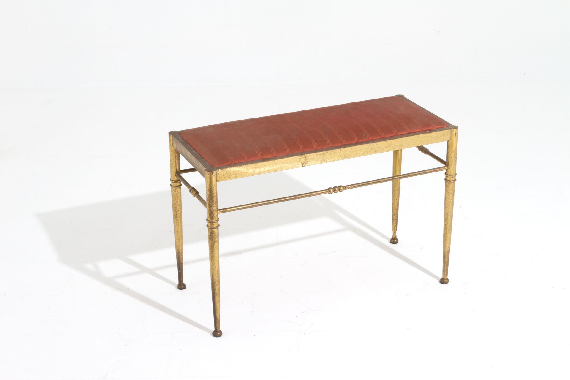 Brass and satin stool. 1950s Tabouret rectangulaire en laiton avec assise en sat&hellip;