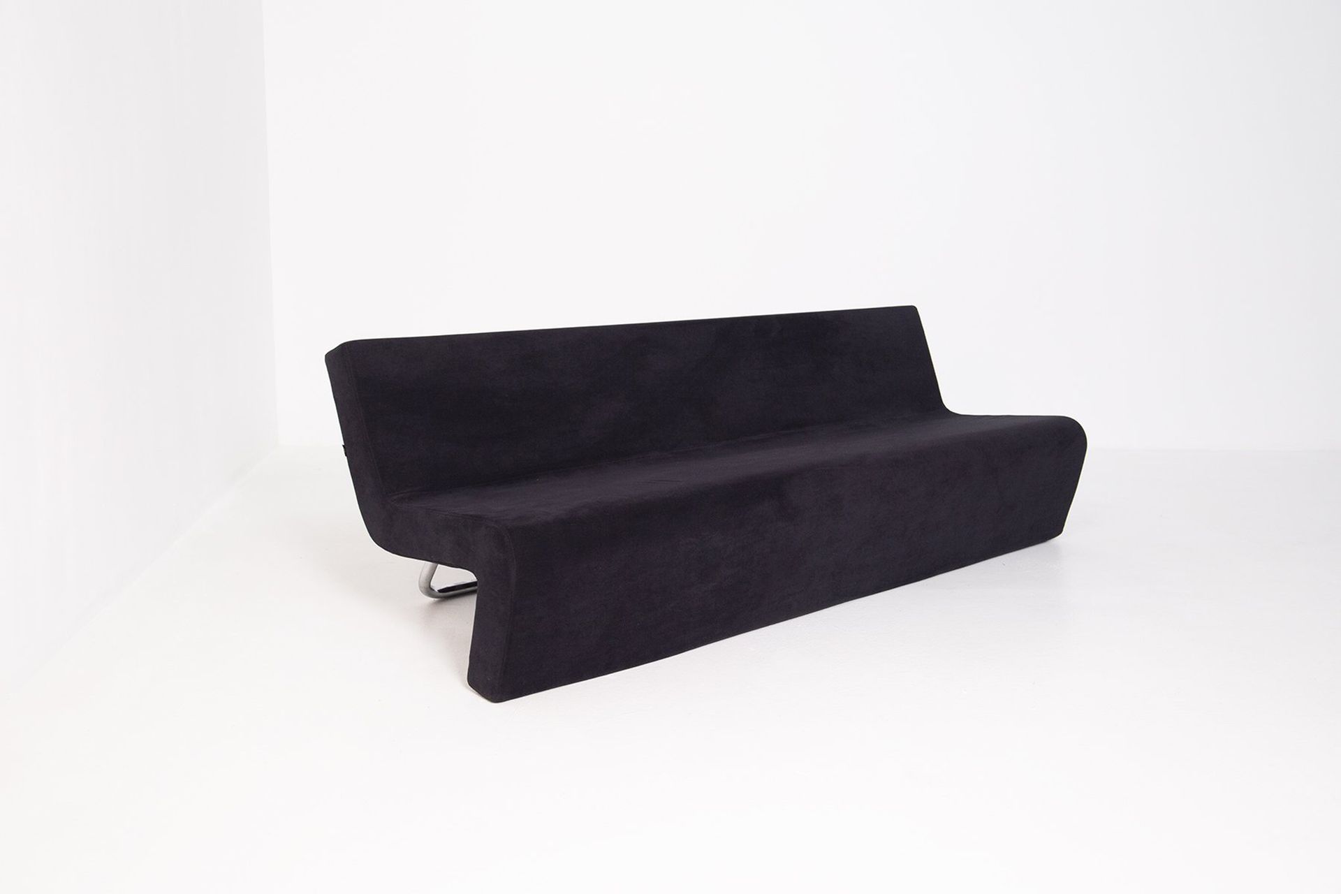 MDF. Black velvet sofa and steel. 1990s Sofa aus schwarzem Samt und Stahlgestell&hellip;