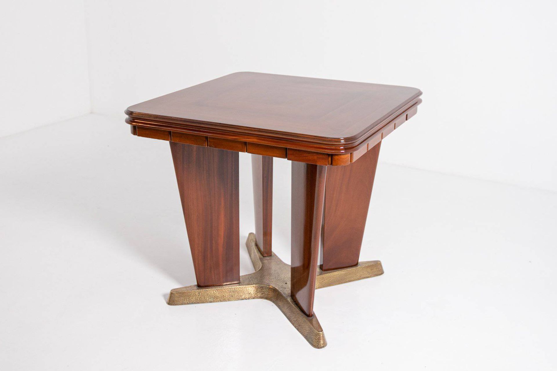 GIORGIO RAMPONI. Walnut game table. 1950s 乔治-兰波尼。胡桃木牌桌，黄铜底座和可移动的烟灰缸。1950s.恢复了。措施&hellip;
