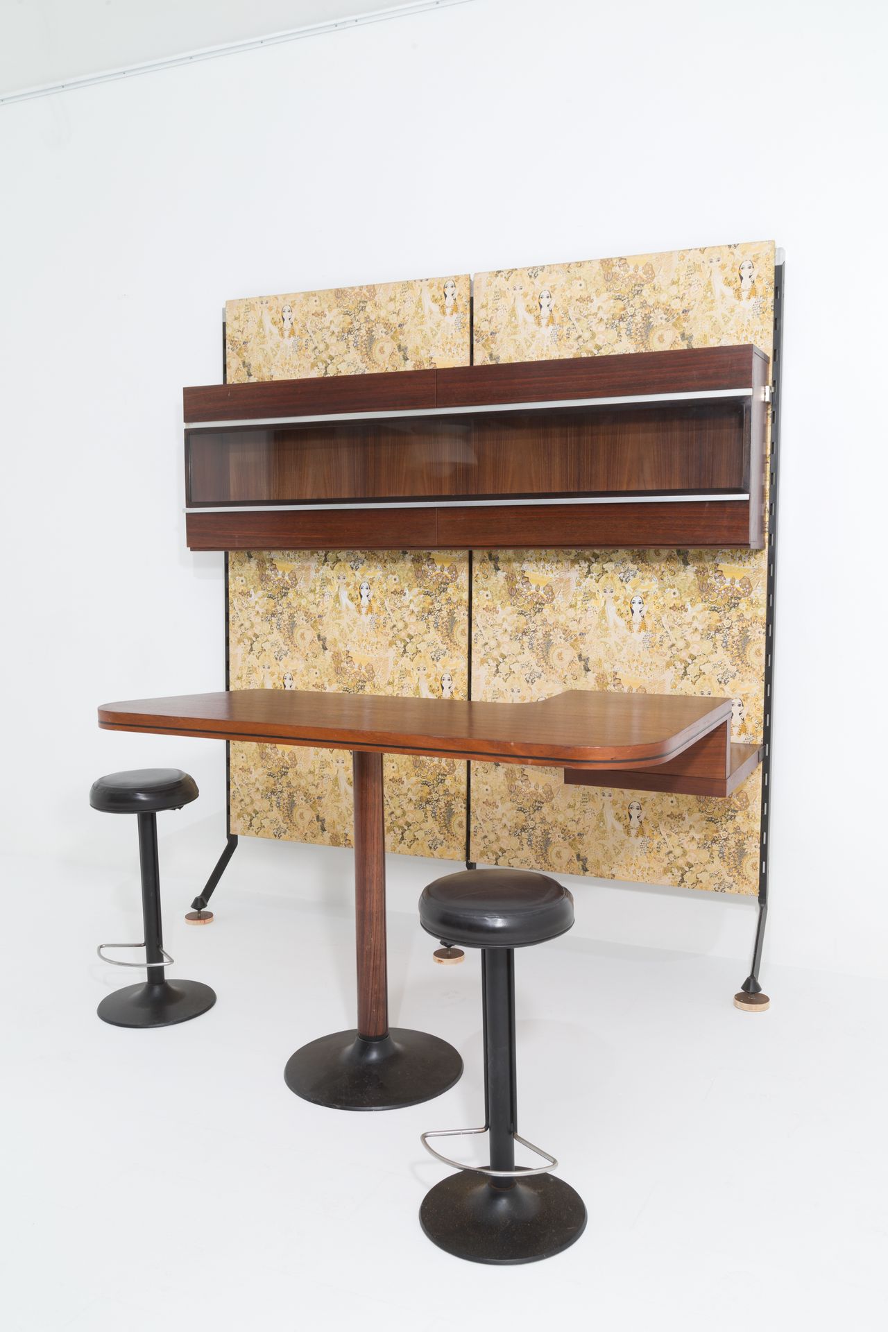 ICO PARISI. Wooden and iron bar and stools. MIM ICO PARISI（1916年，巴勒莫-1996年，科莫）代表&hellip;