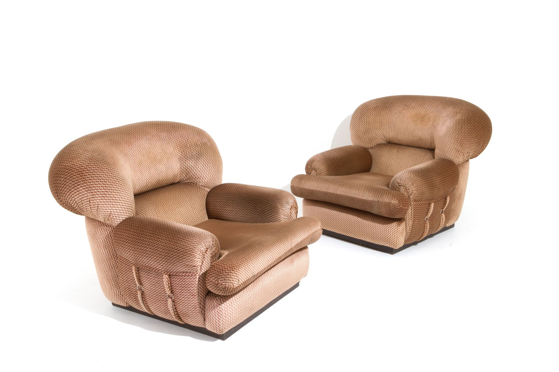D. RADAELLI. Two Woops armchairs in velvet. 1970s D. RADAELLI. Deux fauteuils en&hellip;