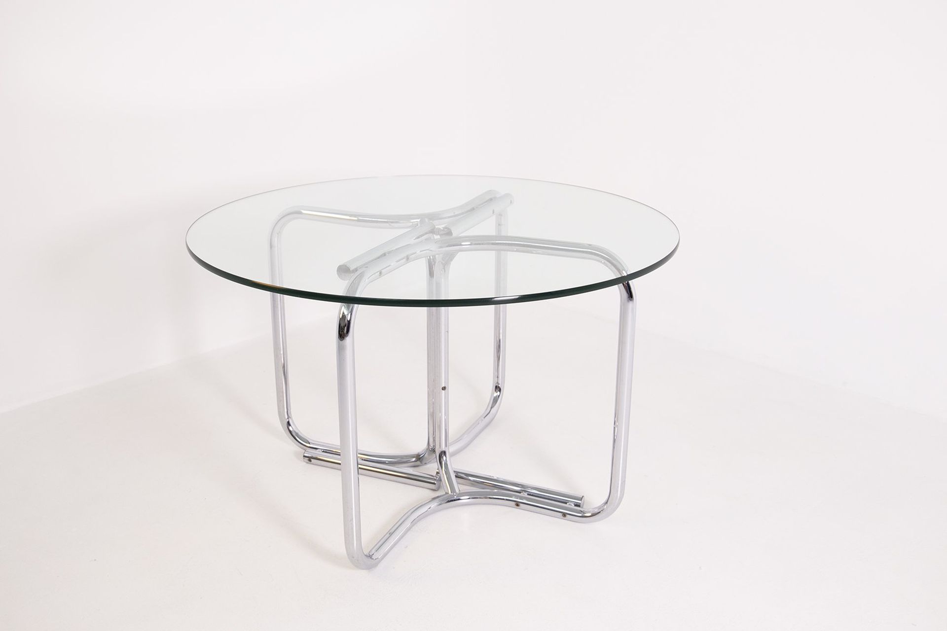 GIOTTO STOPPINO. Table in steel and glass 吉奥托-斯托皮诺（维格瓦诺，1926-米兰，2011）。圆桌，玻璃桌面，钢制&hellip;