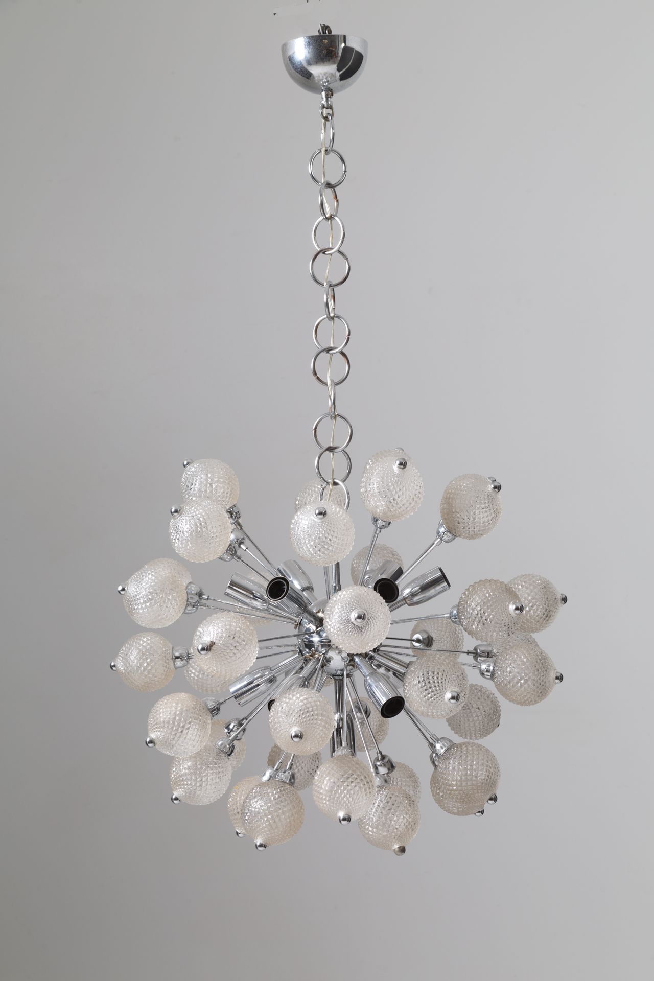 Metal and glass Sputnik chandelier. Italy. 60s Lustre Sputnik en métal chromé et&hellip;