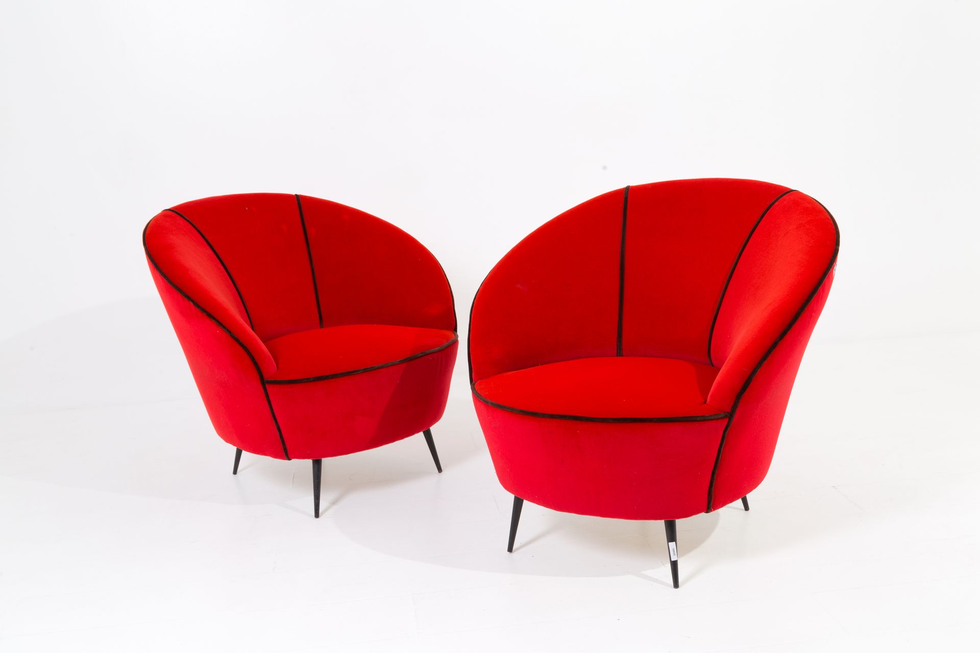 FEDERICO MUNARI. Two red velvet armchairs. 1950s 费德里科-穆纳里。两把红色天鹅绒的扶手椅，有黑色的滚边和喷漆的&hellip;