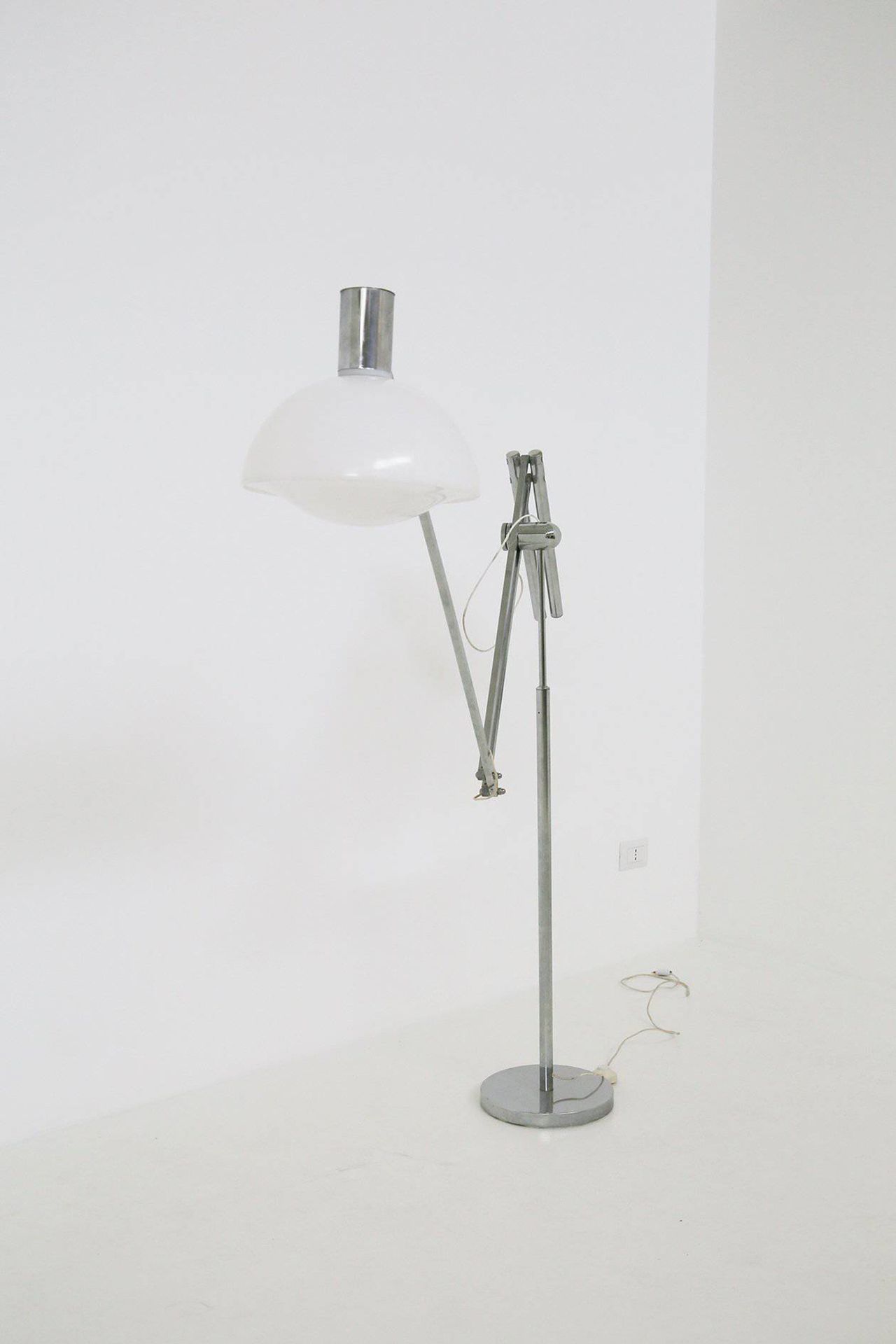 Italian floor lamp in plexiglass and steel. 1960s Lampadaire réglable en acier a&hellip;