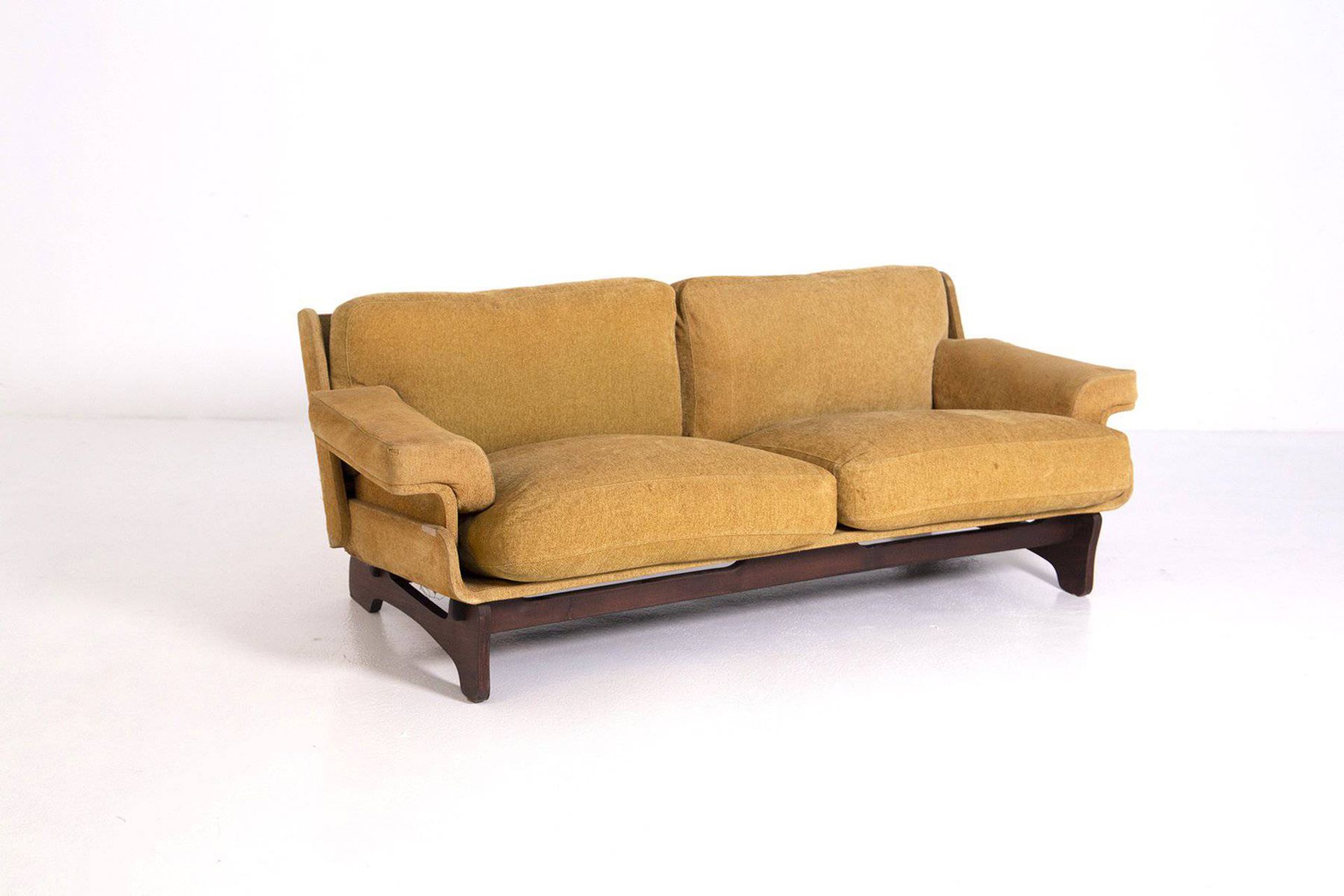 G. ROSSI DI ALBIZZATE. Fabric sofa. 1960s Divano due posti in tessuto color ocra&hellip;