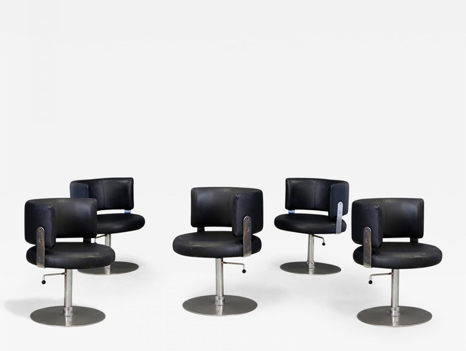 FORMANOVA.Five steel and leather chairs Cinq fauteuils pivotants en acier et en &hellip;