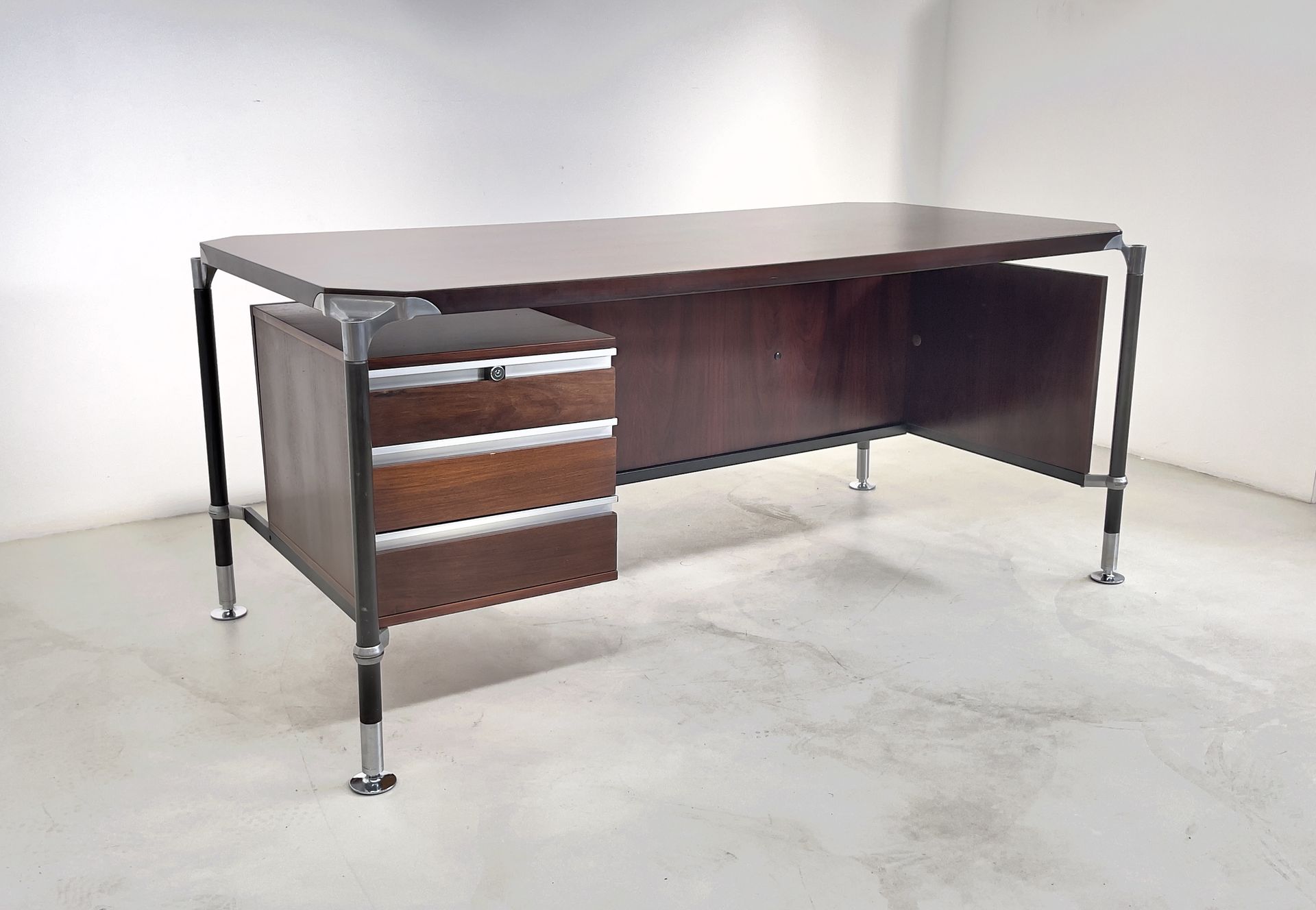 ICO PARISI for MIM. Desk. 1960s ICO PARISI pour MIM. Bureau en bois, aluminium e&hellip;