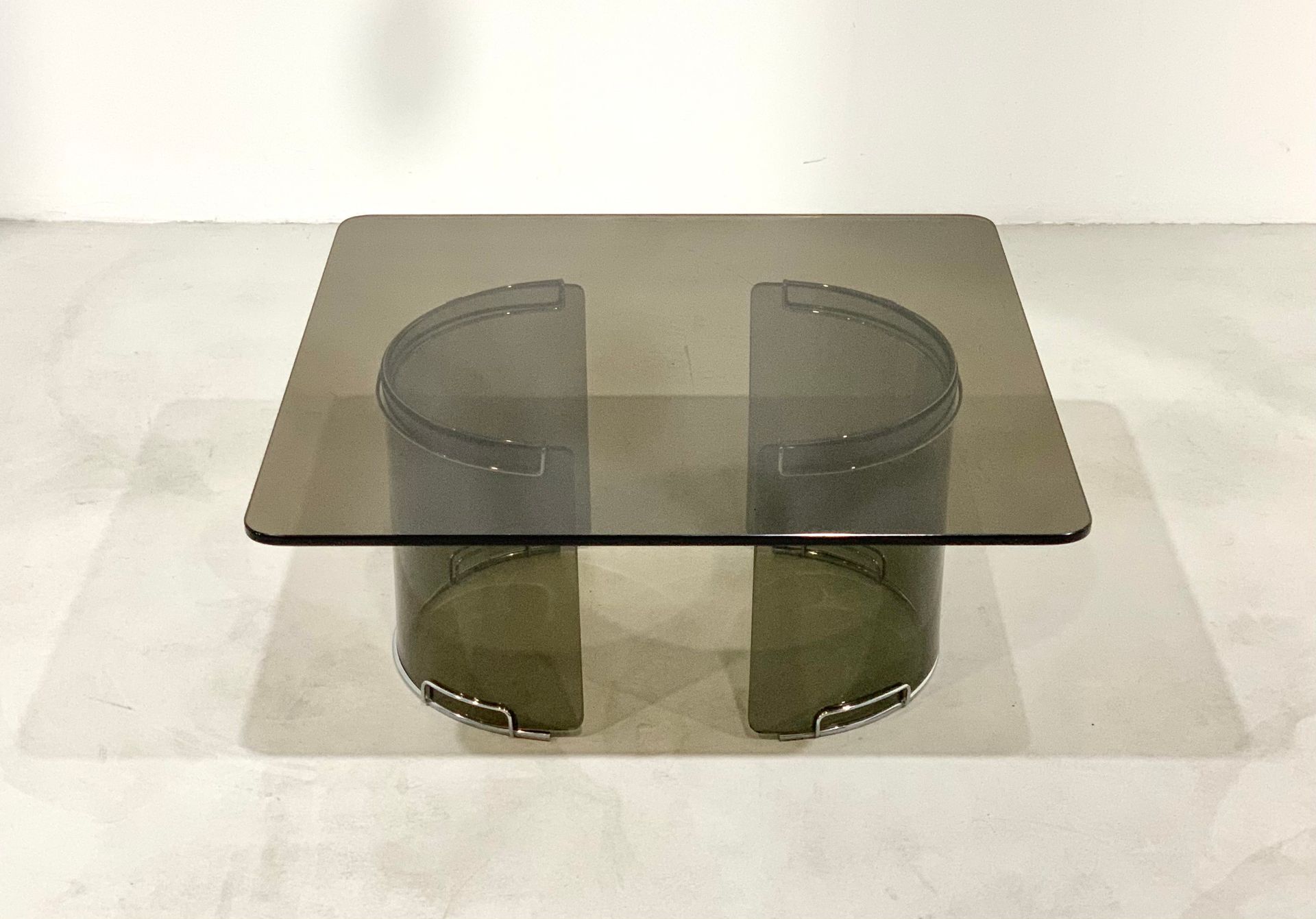 GALLOTTI&RADICE. Coffee table. 1970s Table basse carrée en verre fumé et métal c&hellip;
