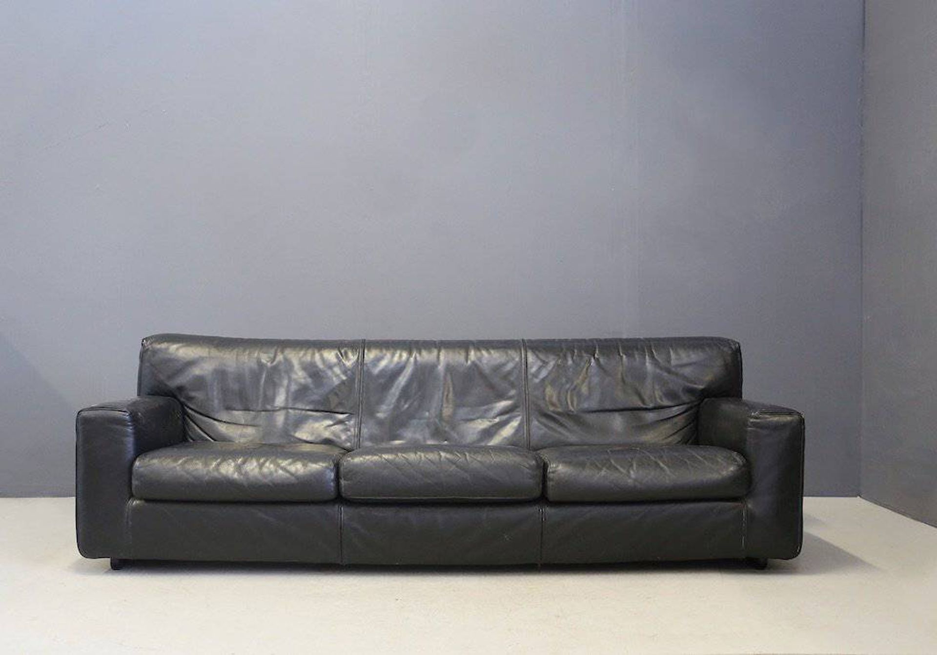 CASSINA. Black leather sofa. 1970s Canapé trois places en cuir noir. Fabriqué pa&hellip;