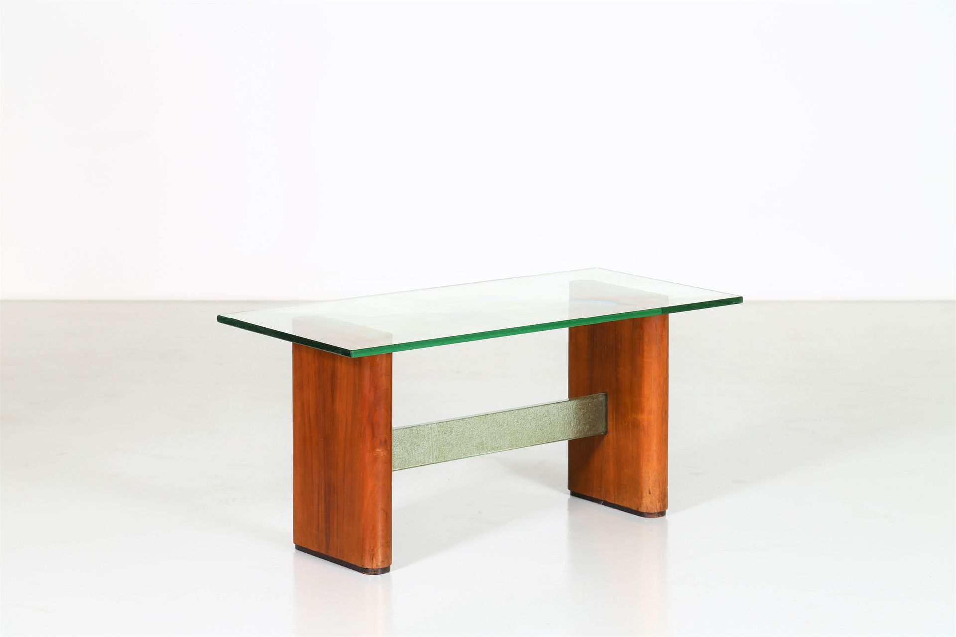 FONTANA ARTE(Attr.)Wooden and glass coffee table. Petite table en bois et verre.&hellip;