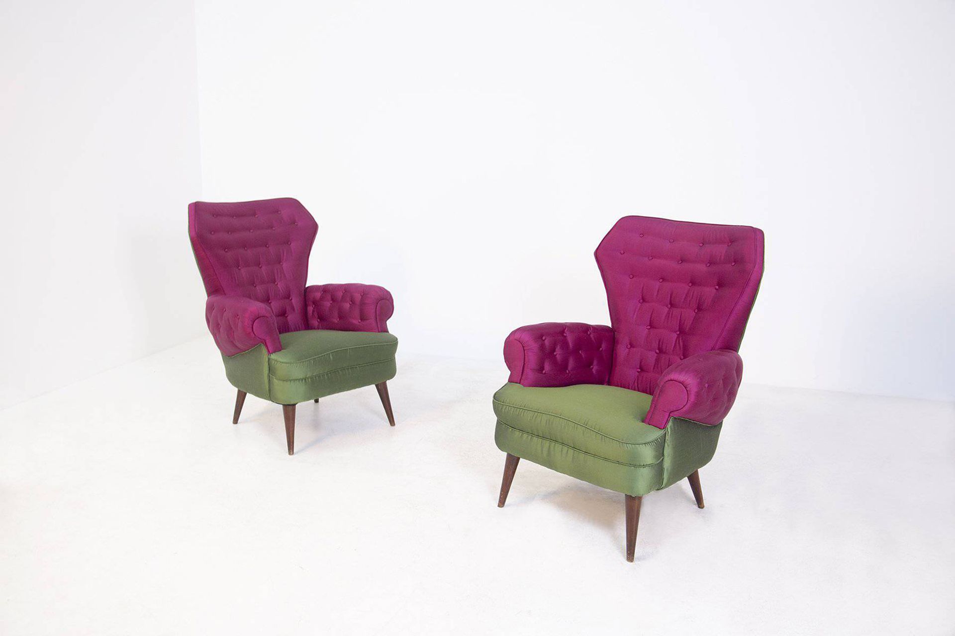 Italian armchairs in purple and green silk. 1950s Paire de fauteuils en bois de &hellip;