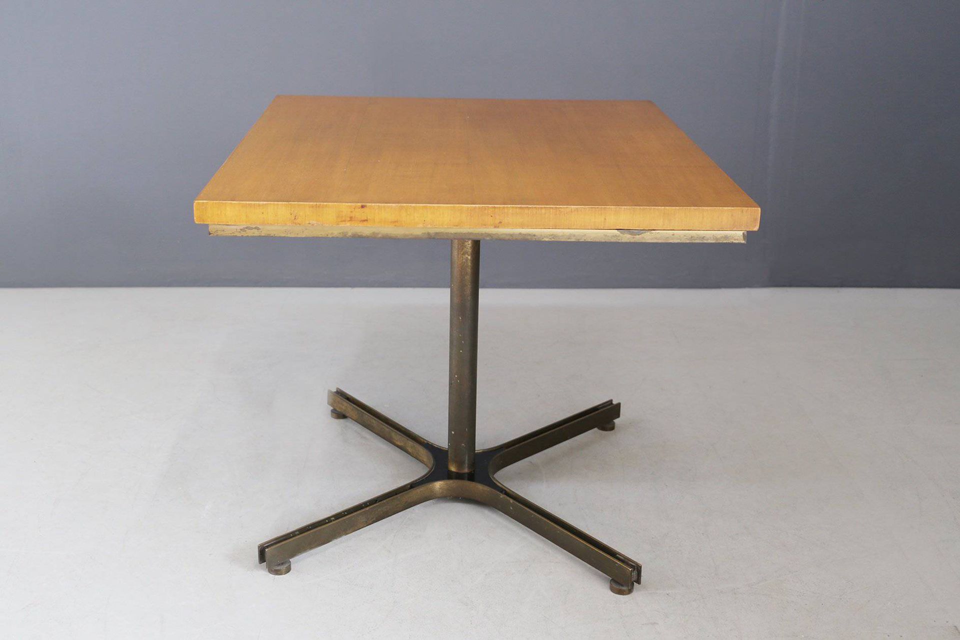 IGNAZIO GARDELLA (Attr.). Wooden and brass table. 1950s IGNAZIO GARDELLA (Attr.)&hellip;