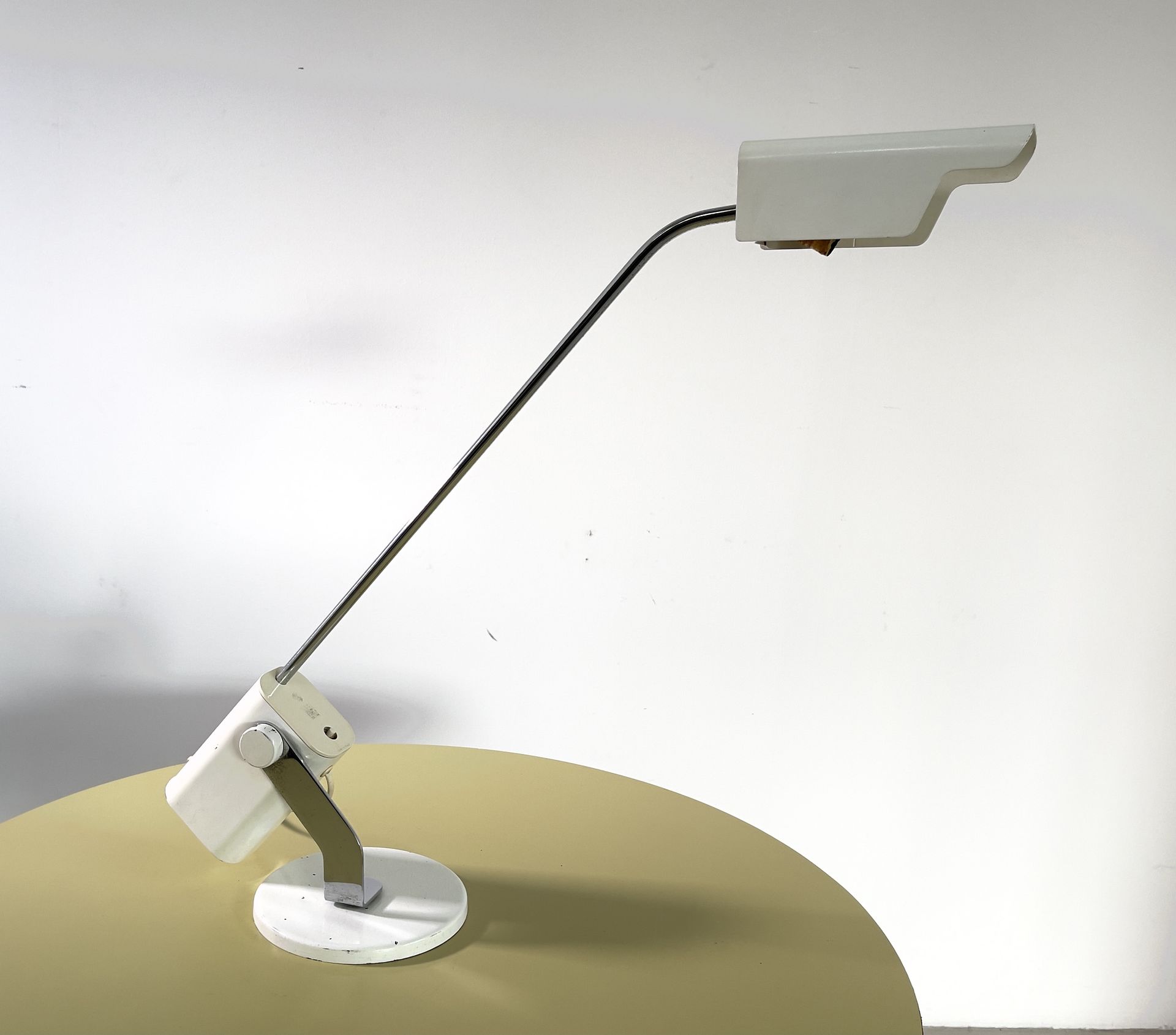 Model T442 Lamp from Luci Milano. 1970s T442型台灯，采用镀铬和白漆金属。LUCI生产。70s.措施。长85厘米，高7&hellip;