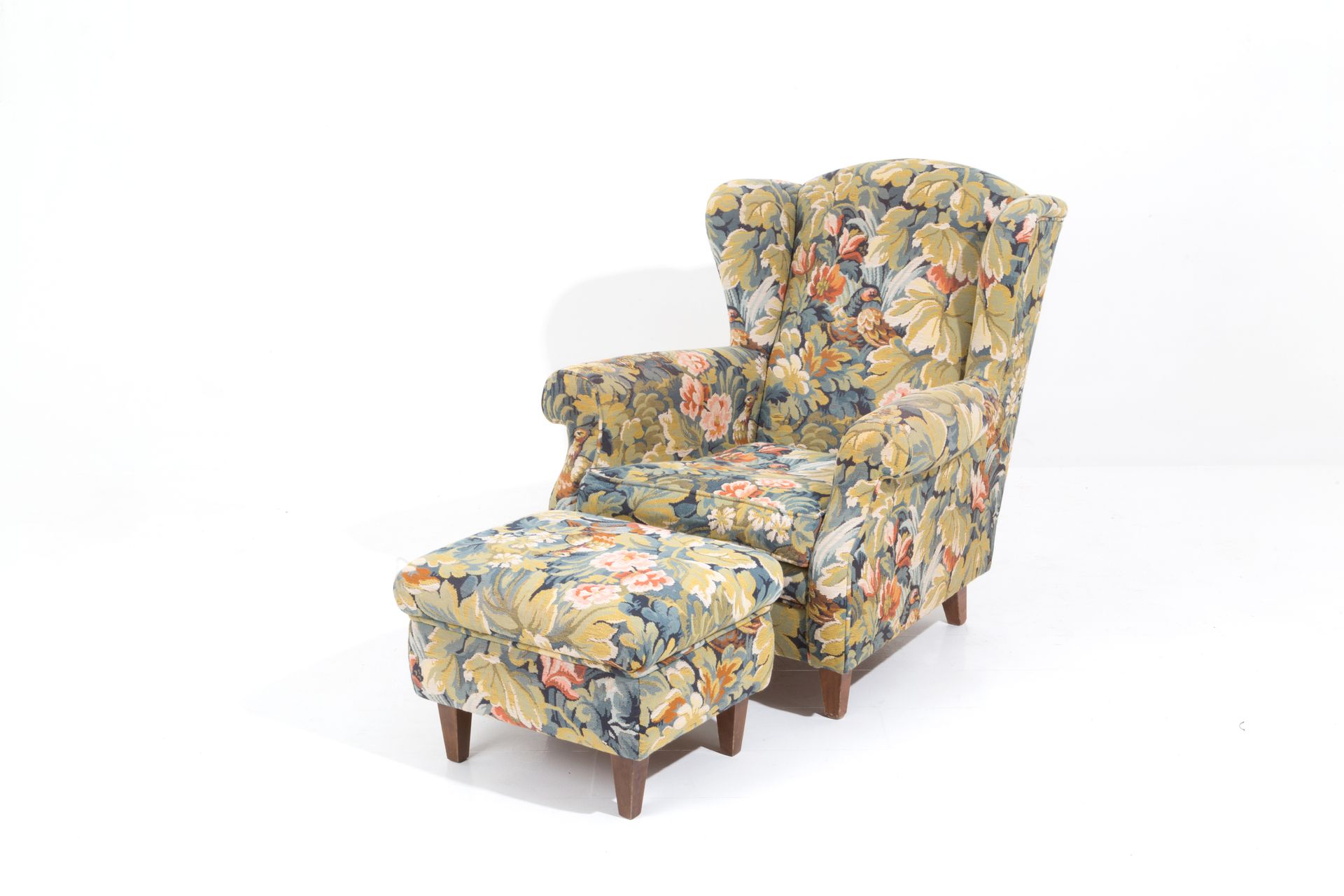 Wooden and texture armchair with pouf. 20th c. Bergère扶手椅，采用木质和织物，带有花卉图案，配有长椅。20&hellip;