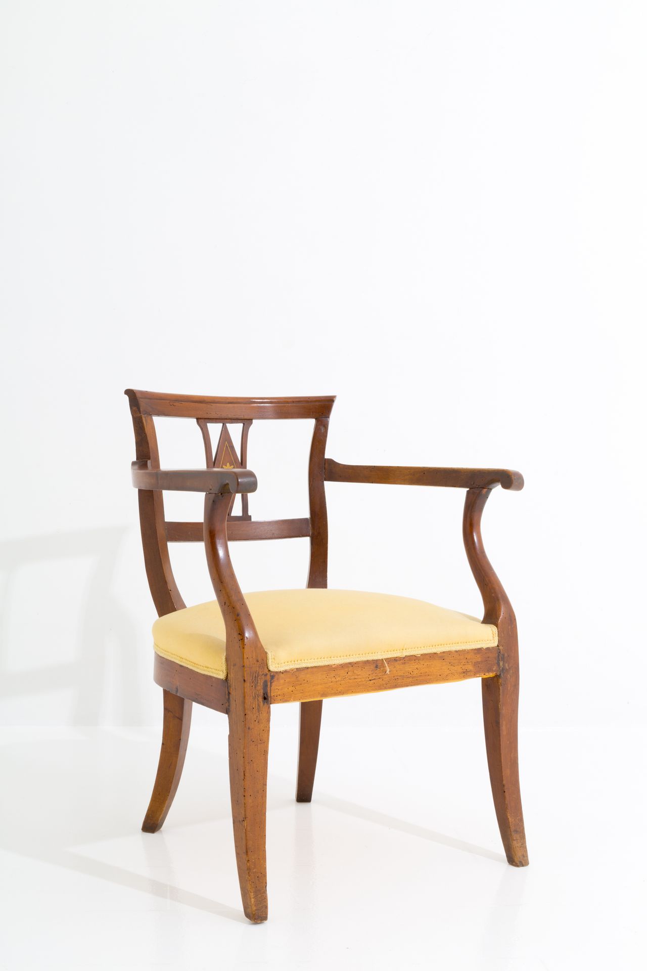 Walnut armchair with brass details 胡桃木扶手椅，弧形穿孔椅背，镶嵌黄铜，马刀腿和软垫座椅。19世纪初。测量。长56.5厘米，&hellip;
