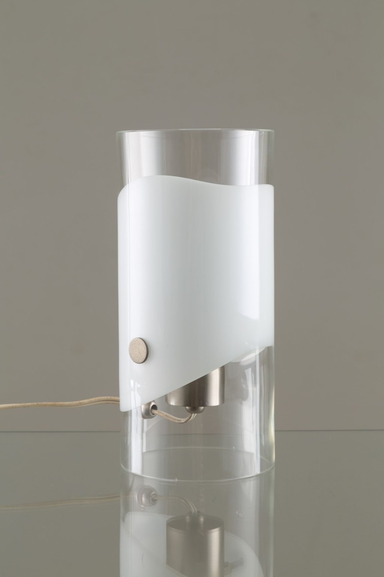 Table lamp. MAZZEGA's production 钢、白色和乳白色玻璃的台灯。MAZZEGA生产。1960s.高约25厘米。