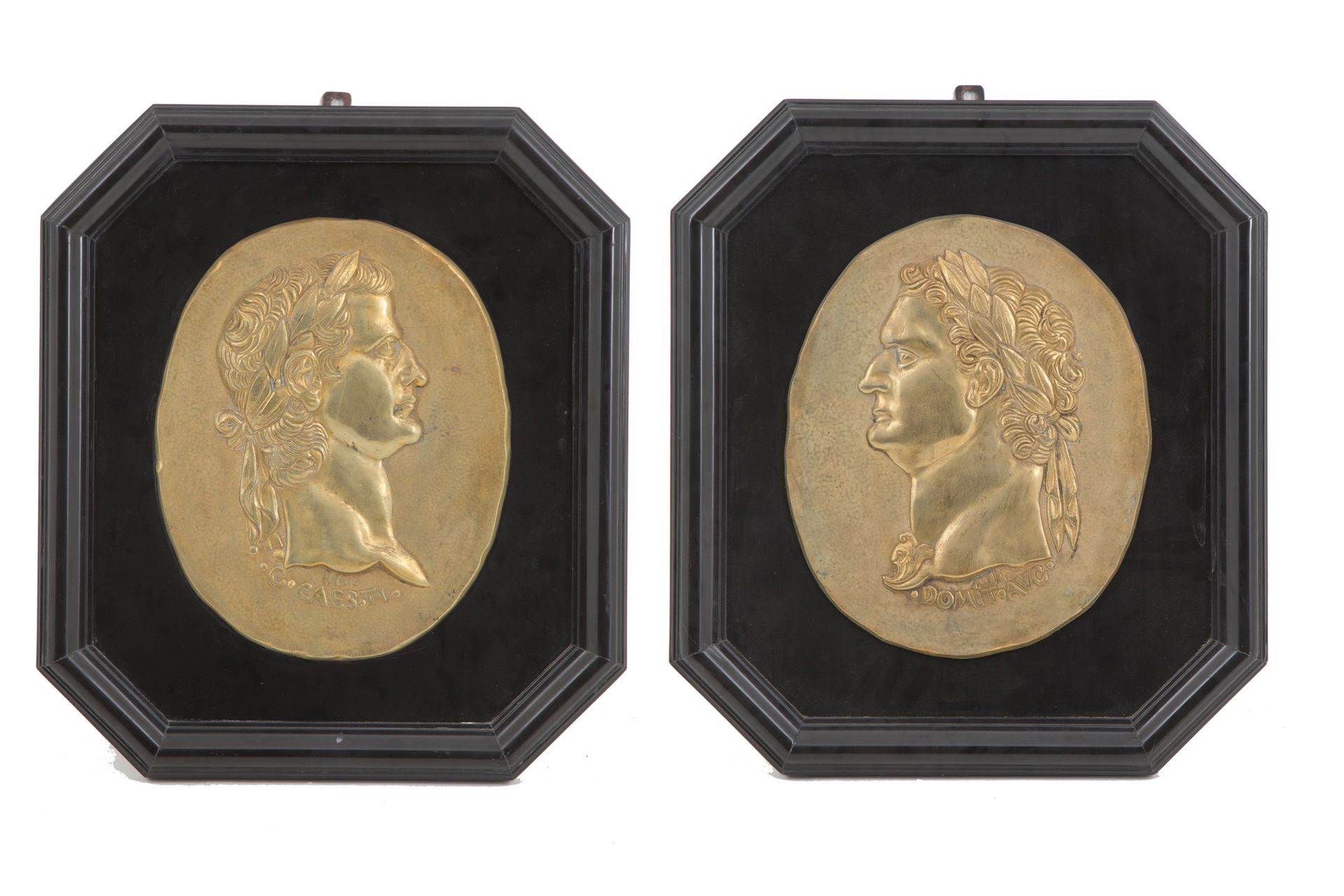 Pair of plates 大型镀金铜牌一对，描绘了 "皇帝的面孔"。19世纪。在黑色的比利时大理石框架中。约60x52x5厘米。