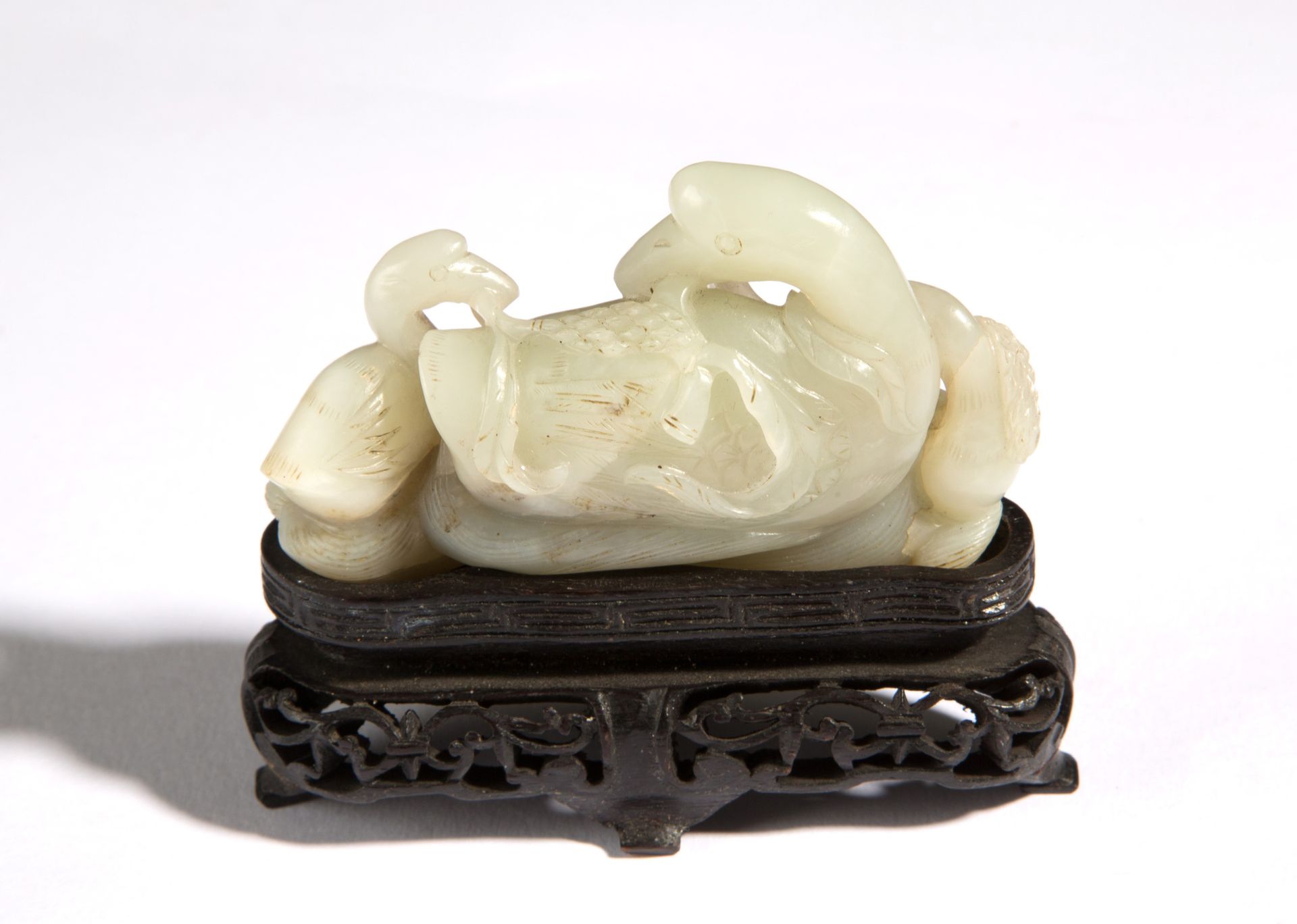 Jade swans 白玉雕塑描绘的是 "天鹅家族"。木质底座。中国。13世纪。4.5x9 cm 约。