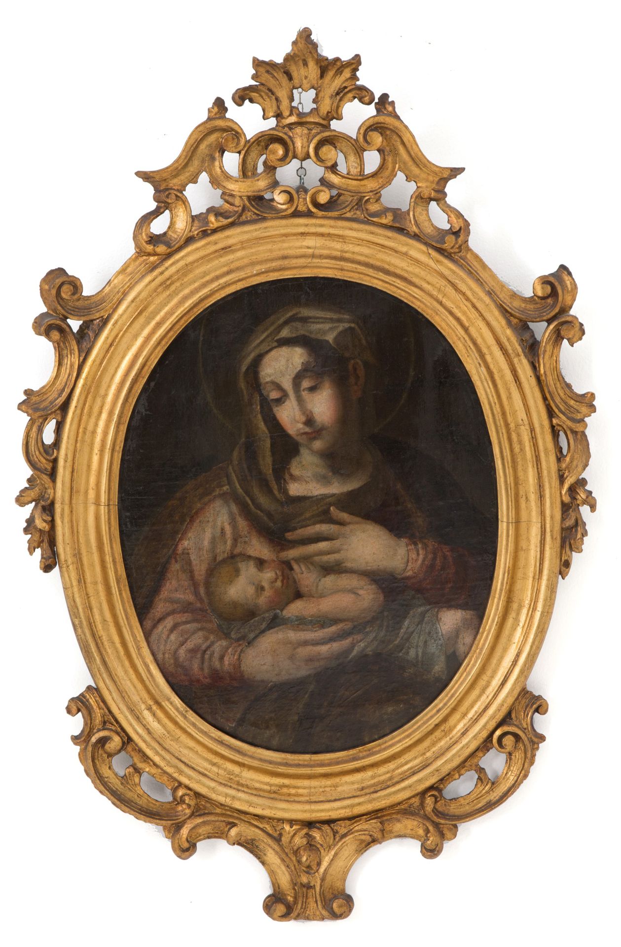 Painting "MADONNA WITH CHILD" 椭圆形布面油画，描绘了 "带着孩子的玛多纳"。17世纪。在雕刻和镀金的框架内。缺陷和修复。 57x4&hellip;