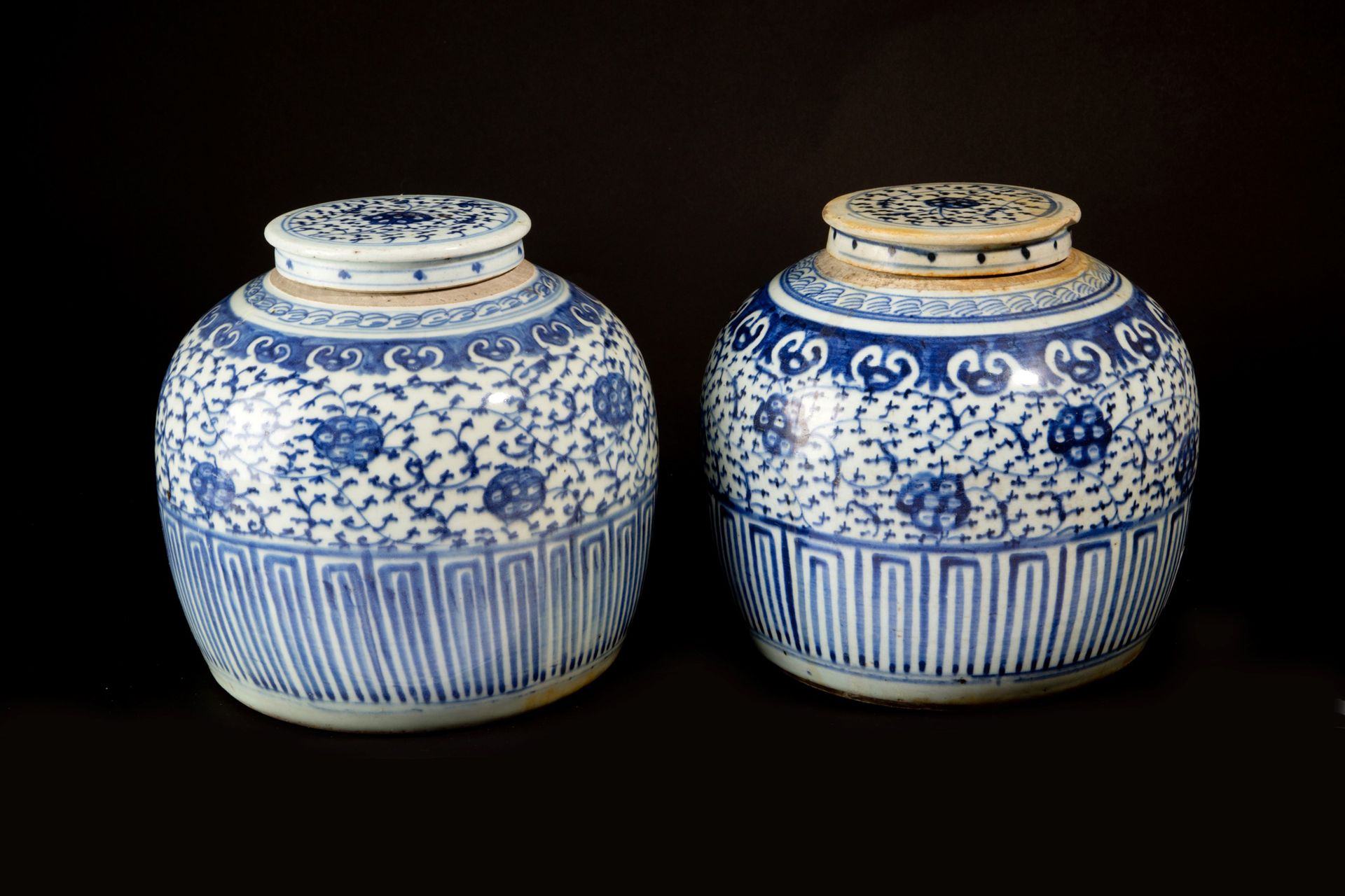 Pair of potiches 一对白色和蓝色陶瓷的带盖锅具。中国。缺陷。24x25厘米左右。