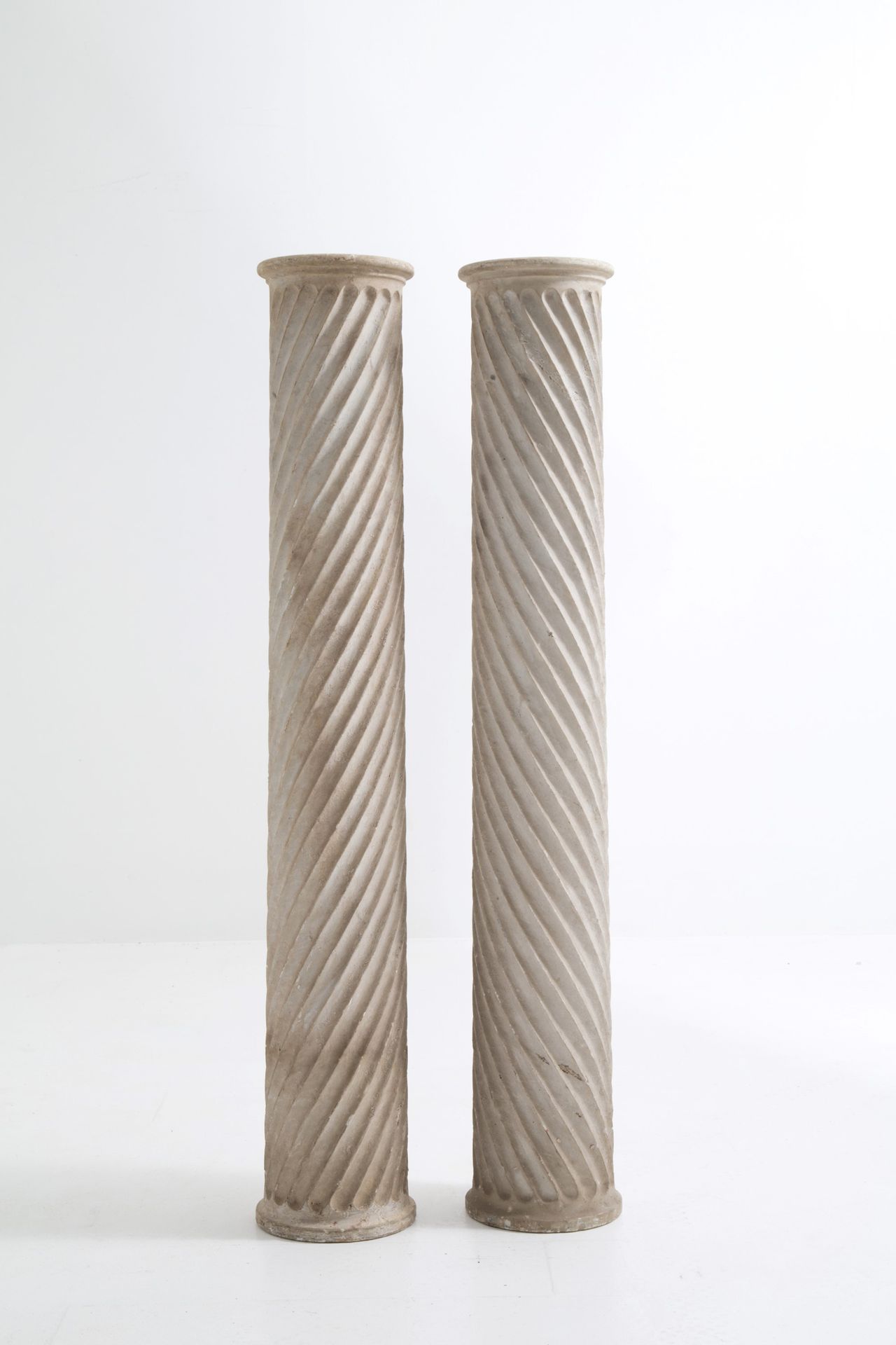 Marble columns 一对白色大理石火炬柱。16世纪。120x20 cm 约。