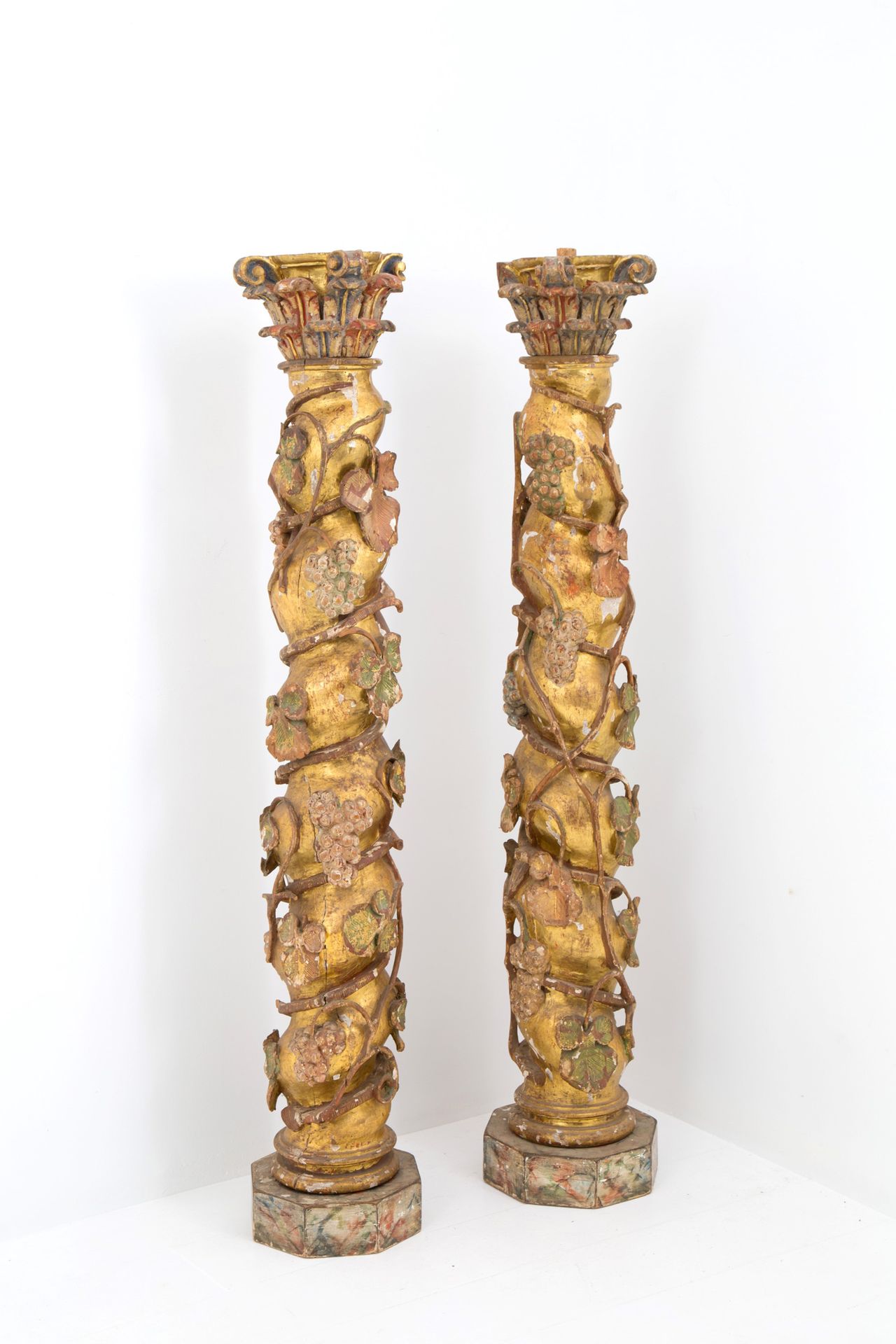 Pair of columns 一对雕刻、涂漆和镀金的木质柱子，装饰着藤蔓的嫩芽。19世纪。缺陷和缺失。164x30厘米左右。