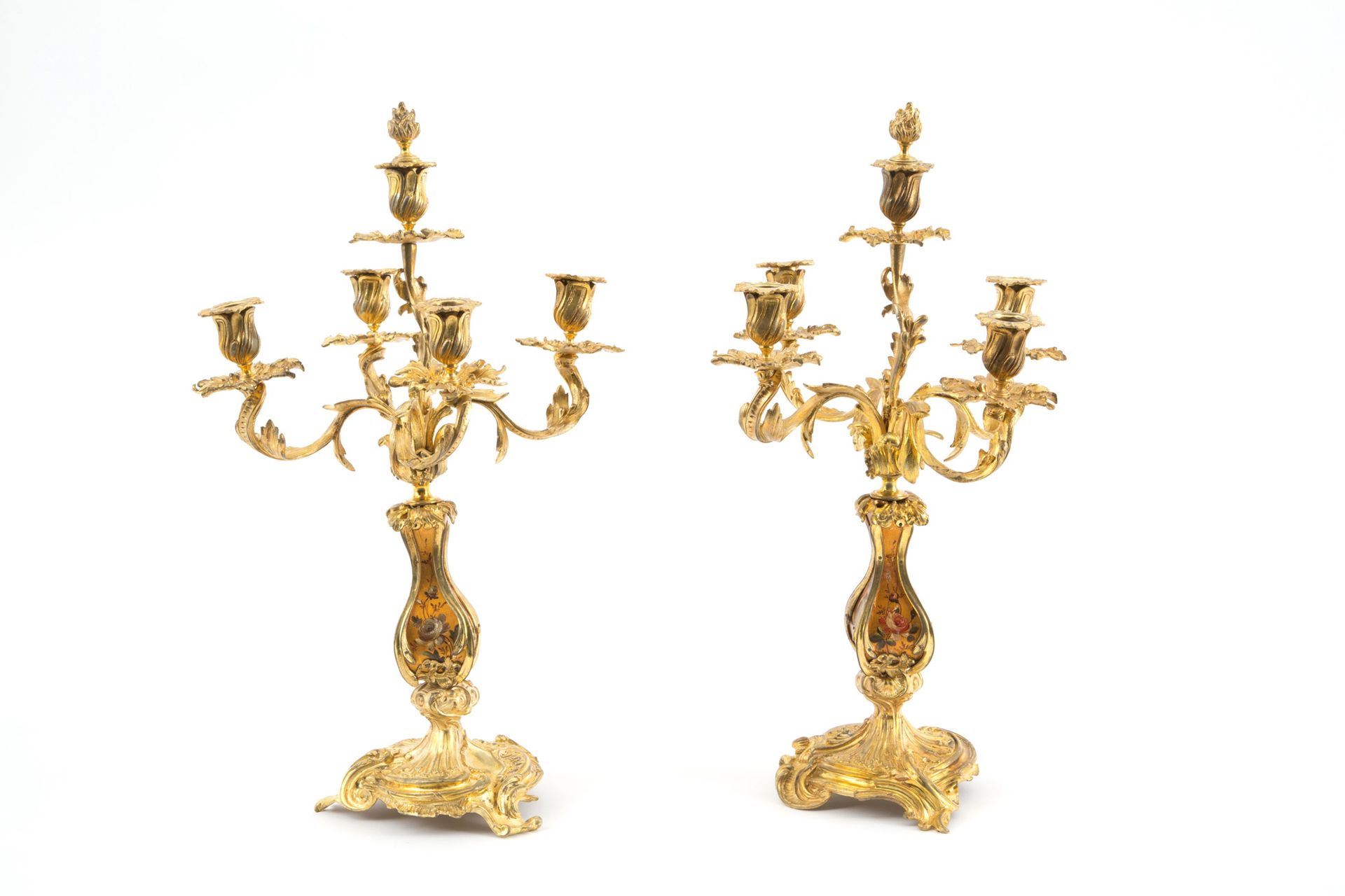 Pair of candelabra 一对凿刻和镀金的青铜五火烛台，灯杆上描绘着 "花的主题"。19世纪。高56厘米