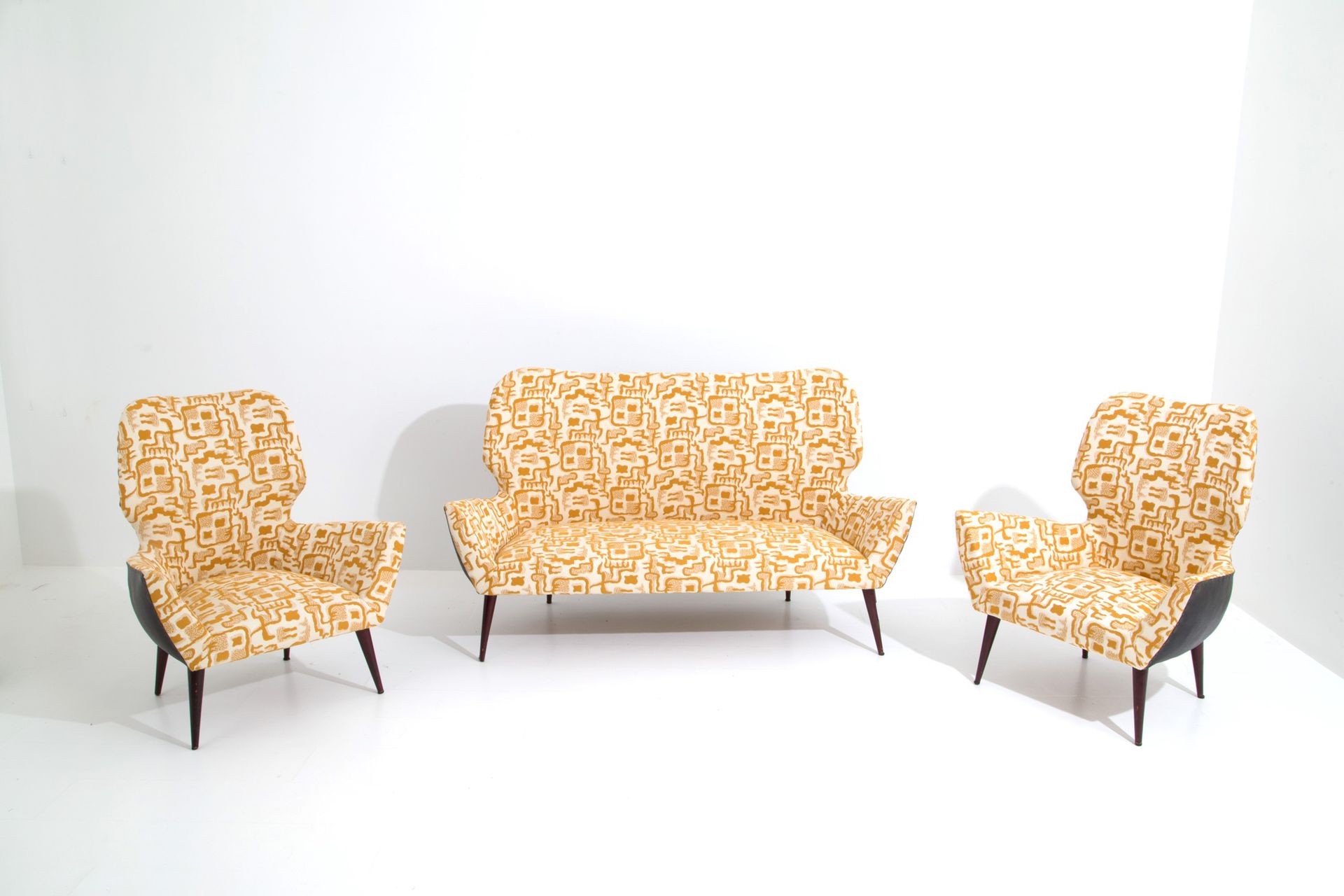 Sofa and two armchairs 木质和织物的小沙发和两个扶手椅。意大利制造。20世纪。重新装潢过的。

沙发尺寸：85x146x53厘米左右。

&hellip;