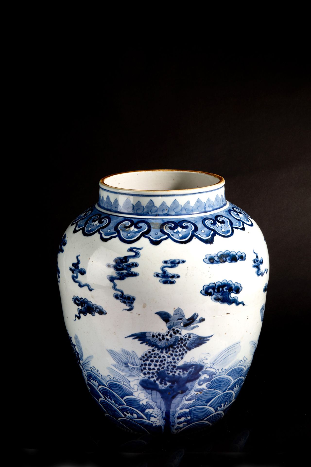 Potiche 青花瓷罐，描绘了 "神奇的动物"。中国。35x33 cm 约。
