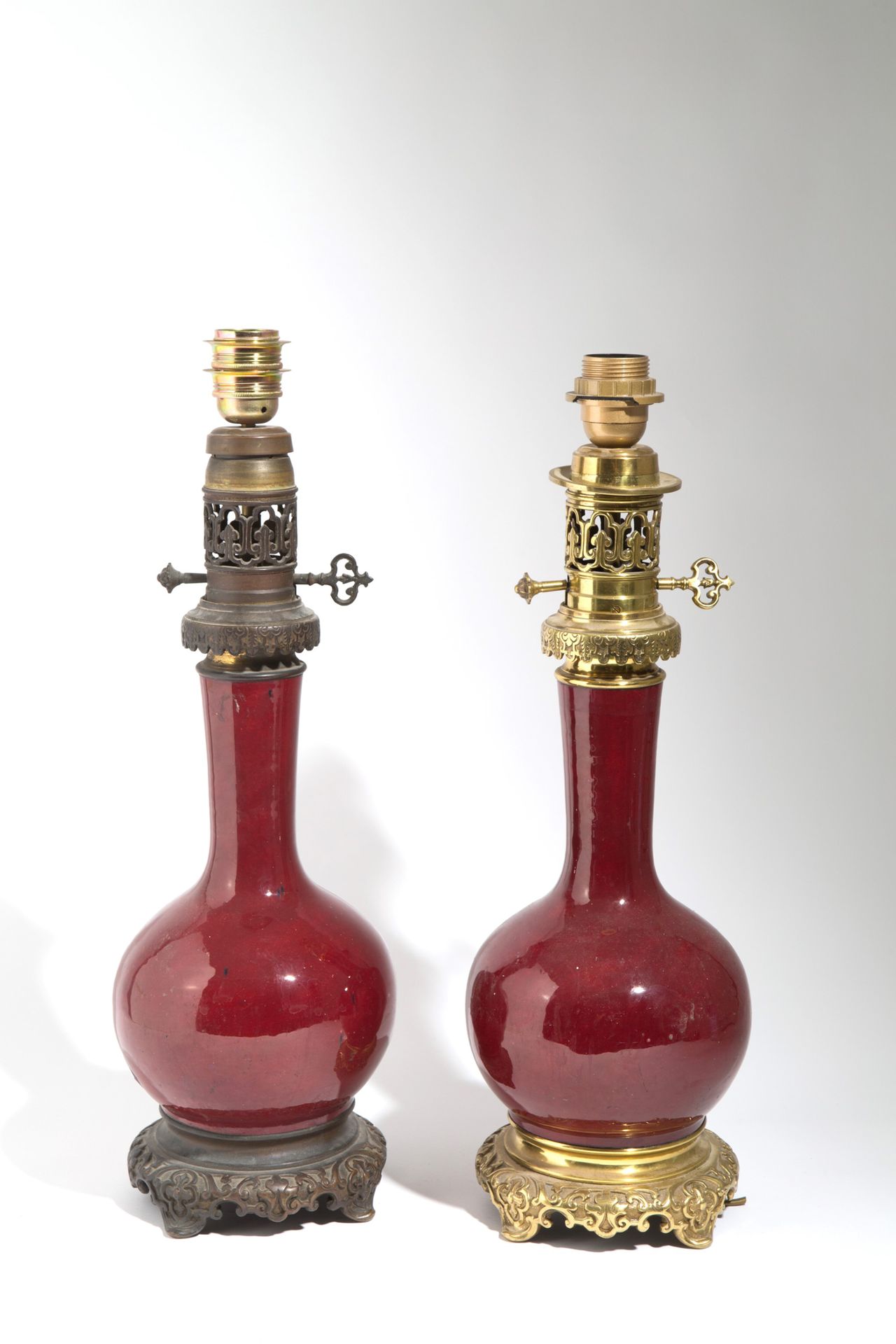 Pair of Vases 一对灯架式牛血瓷花瓶。青铜底座。中国。约54x17厘米。