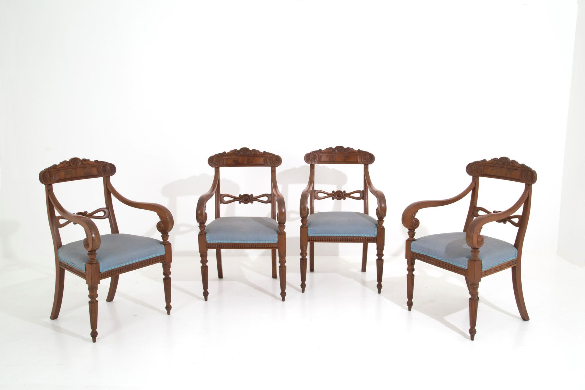 Four armchairs 四把桃花心木扶手椅，精雕细琢的花卉和动物图案，浅蓝色棉质软垫座椅。佩特斯研讨会。热那亚。19世纪。95x57x50厘米左右。