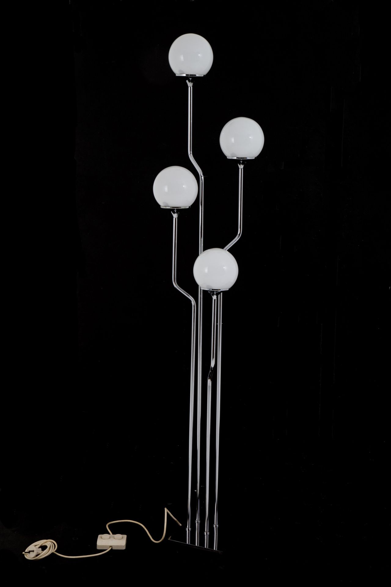 Ground lamp. REGGIANI 钢制落地灯，带有乳白色的玻璃球。由REGGIANI公司制造。1970s.164x35 cm 约。