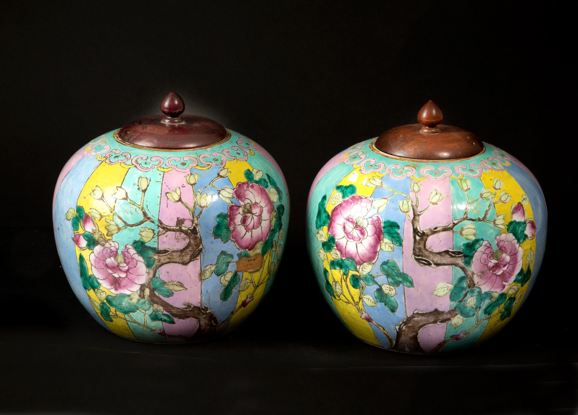Pair of potiches 一对绘有花卉图案的瓷罐，带木盖。中国。23x25厘米左右。