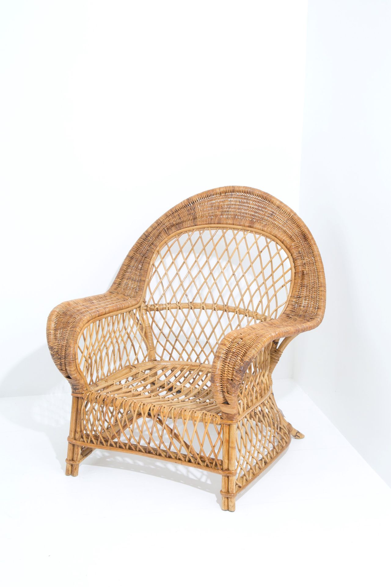 ARMCHAIR Painted wicker armchair. Signs of wear and tear. 97x89x90 cm approx.