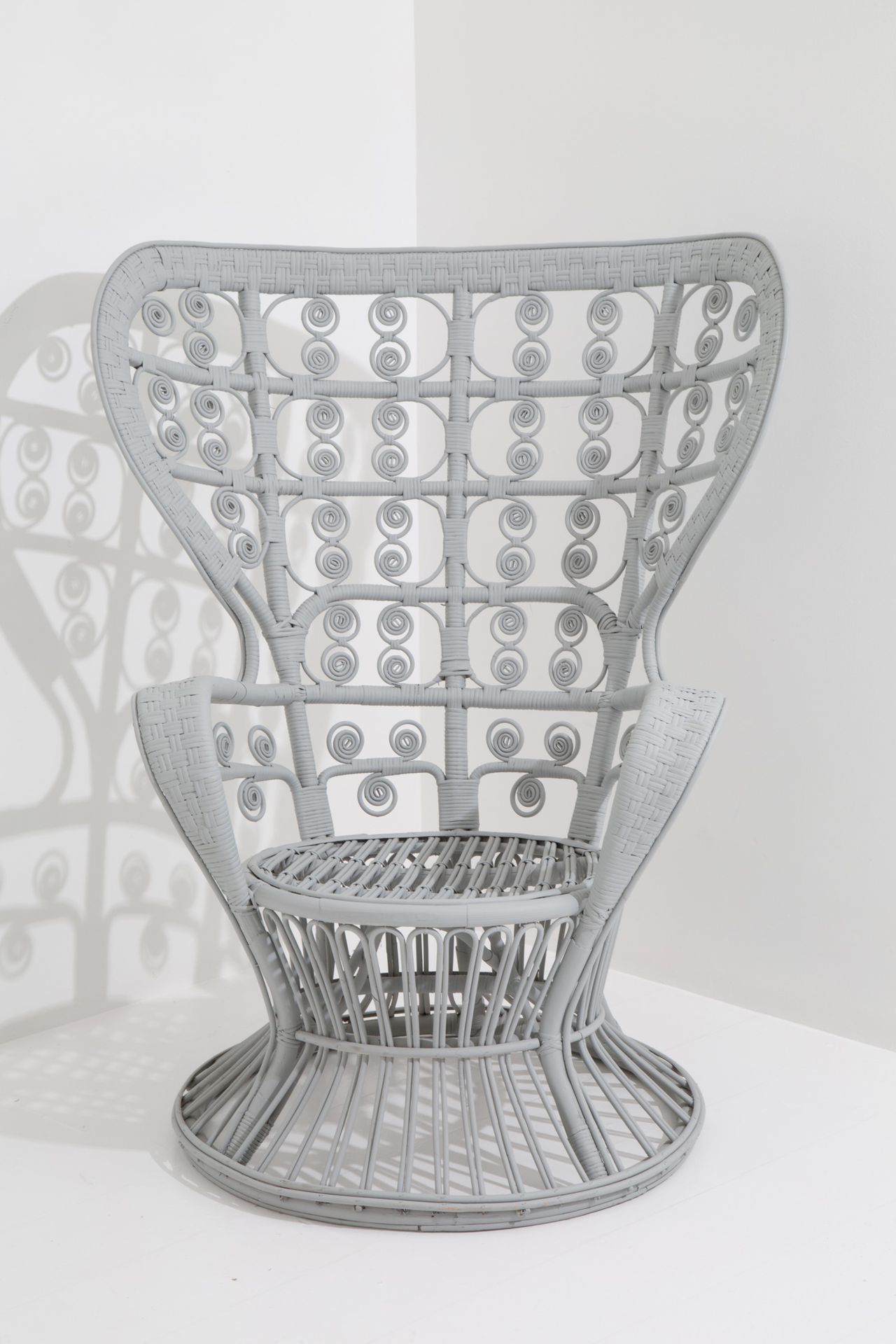 Large armchair 
Grand fauteuil en osier gris. 1950s-60s 125x70x100 cm ca.