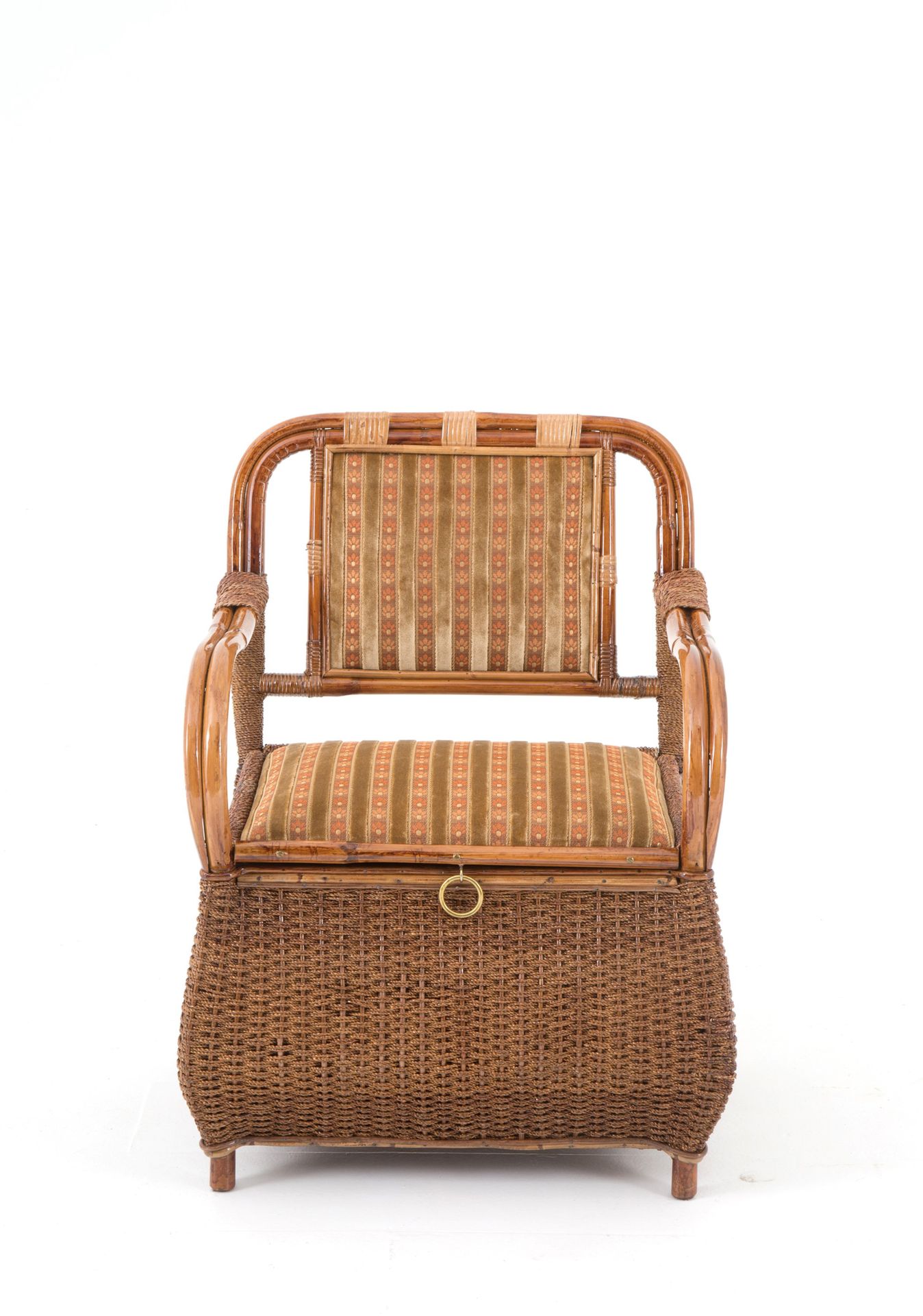 Armchair with container 带有容器的扶手椅，用柳条和黄麻绳做软垫。1930s.约80x66x55厘米。