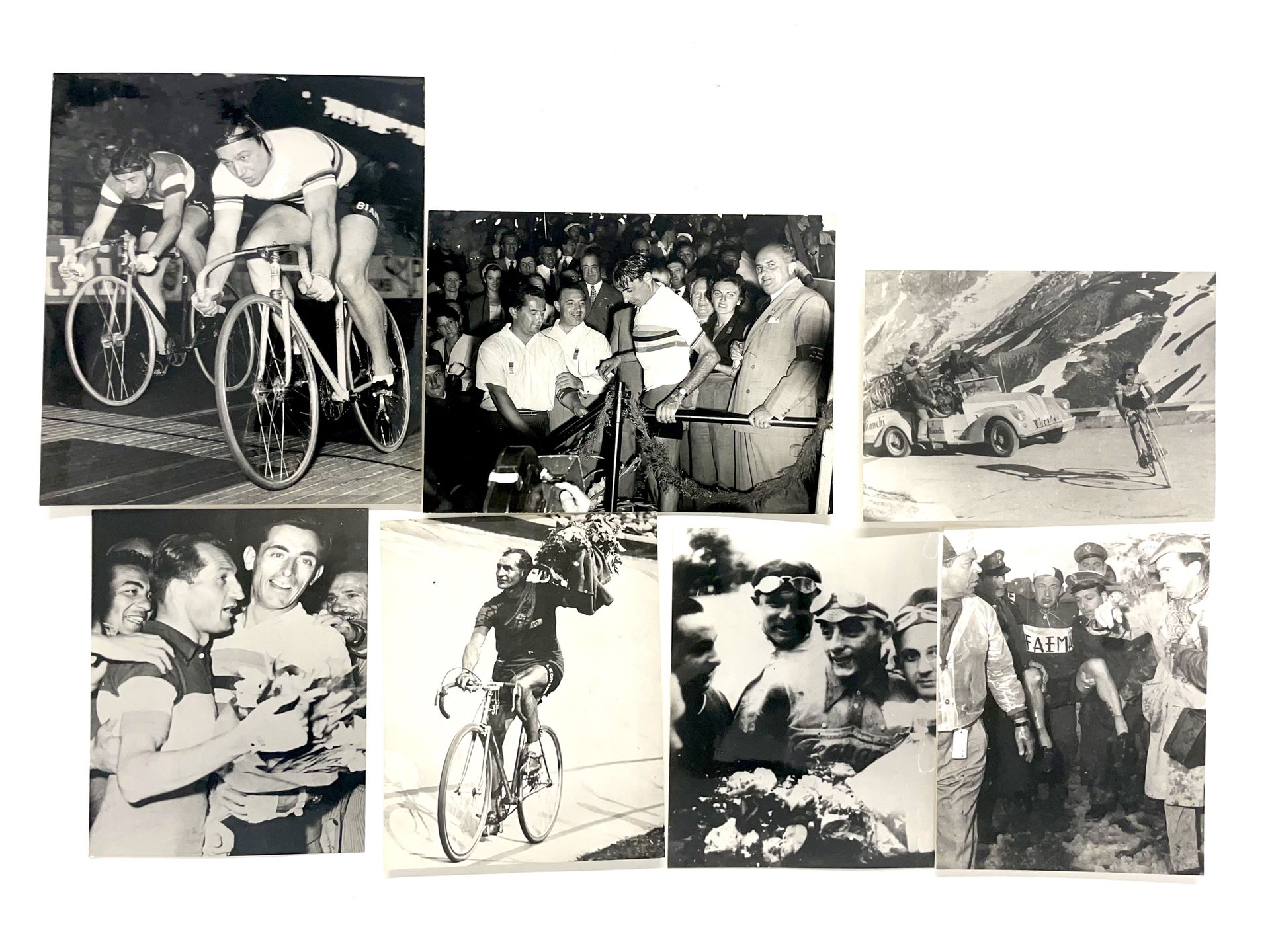 SEVEN CYCLING PHOTOGRAPHS 七张自行车照片系列，描绘了。

- 安东尼奥-马斯佩斯（七次世界速度冠军）在与恩佐-萨克奇的冲刺中。

- &hellip;