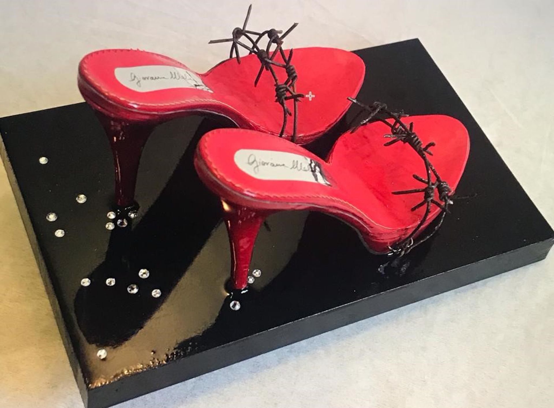 GIOVANNA MALACARNE. Sculpture "RED HEELS WITH DIAMONDS" 题为 "红色高跟鞋与耀眼的水晶 "的带刺铁和树脂&hellip;