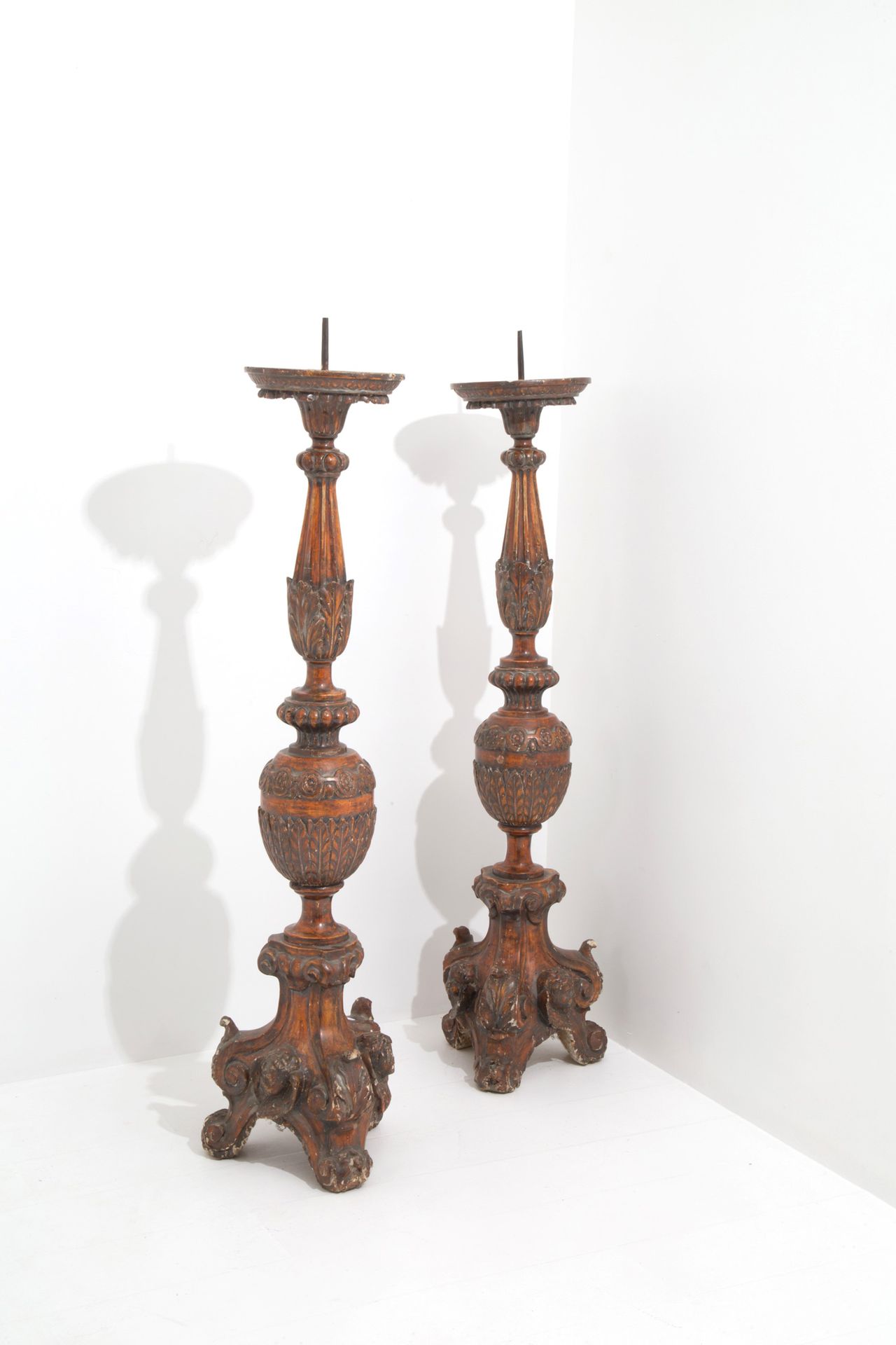 Pair of candelabra 一对大烛台，用雕刻和涂漆的木头，有罗盖尔图案和带翅膀的普蒂头。托斯卡纳。17世纪。160x60x38厘米左右。
