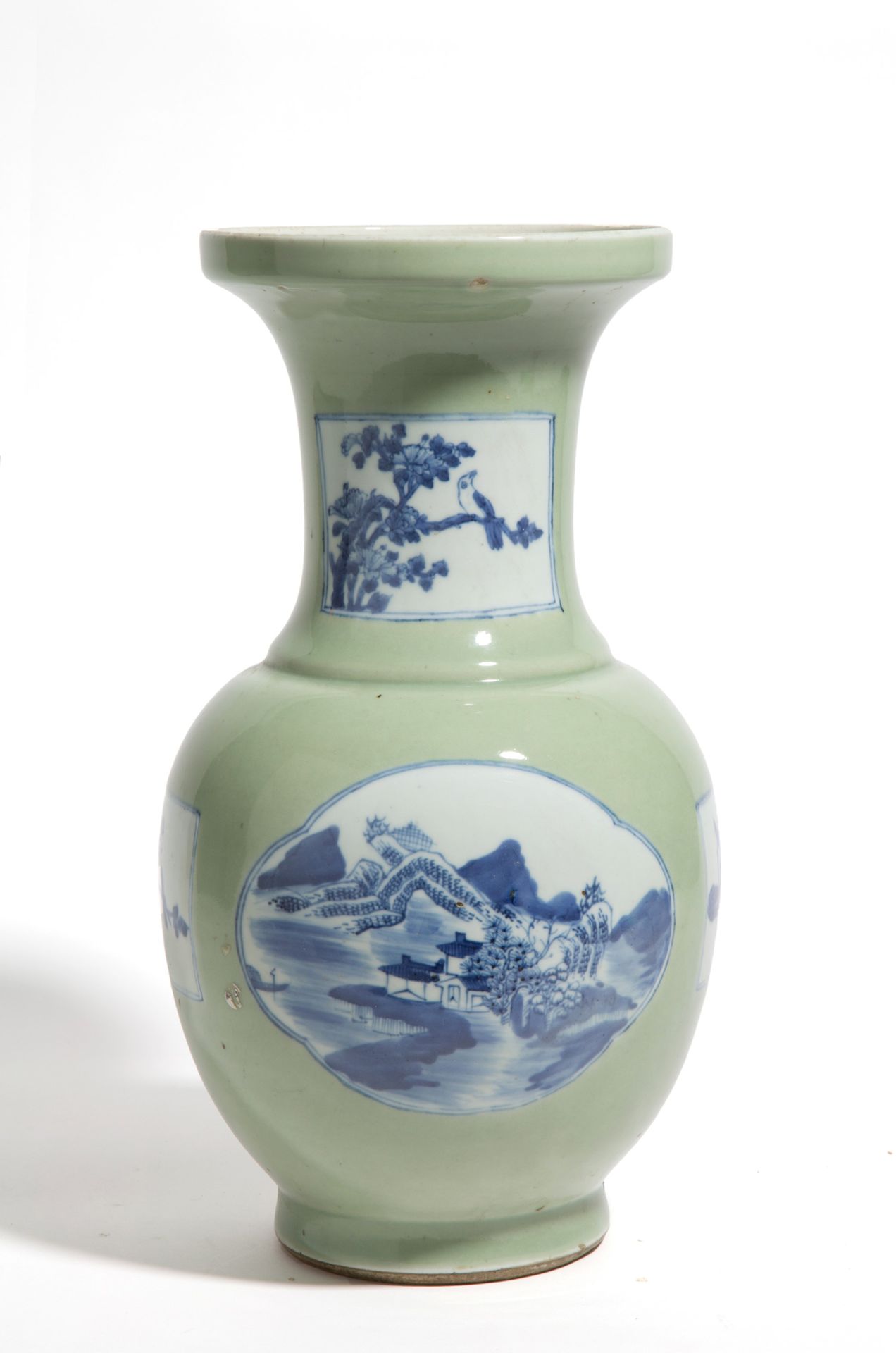 Celadon Vase Vase en porcelaine céladon bleue et blanche représentant une "SCÈNE&hellip;