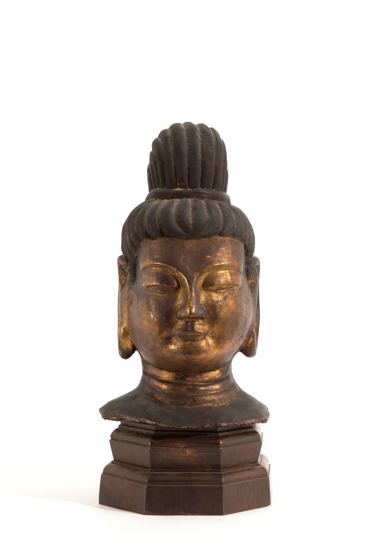Papier mache sculpture "BUDDHA HEAD" 纸浆雕塑，描绘 "佛祖的头"。木质底座。中国。19世纪。高约35厘米。