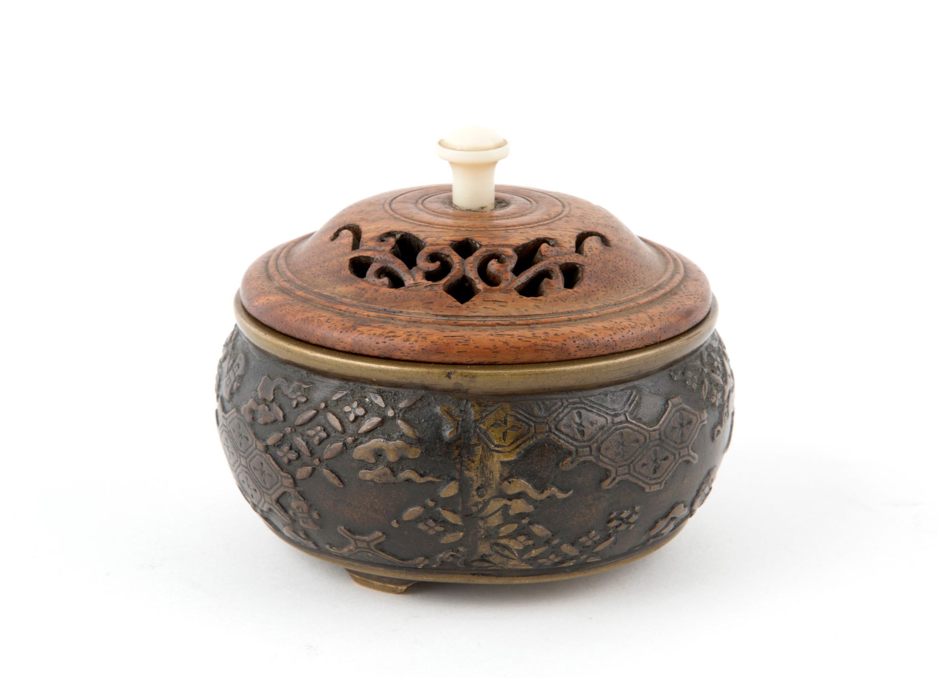 Small censer Petit encensoir en bronze finement ciselé avec couvercle en bois. L&hellip;