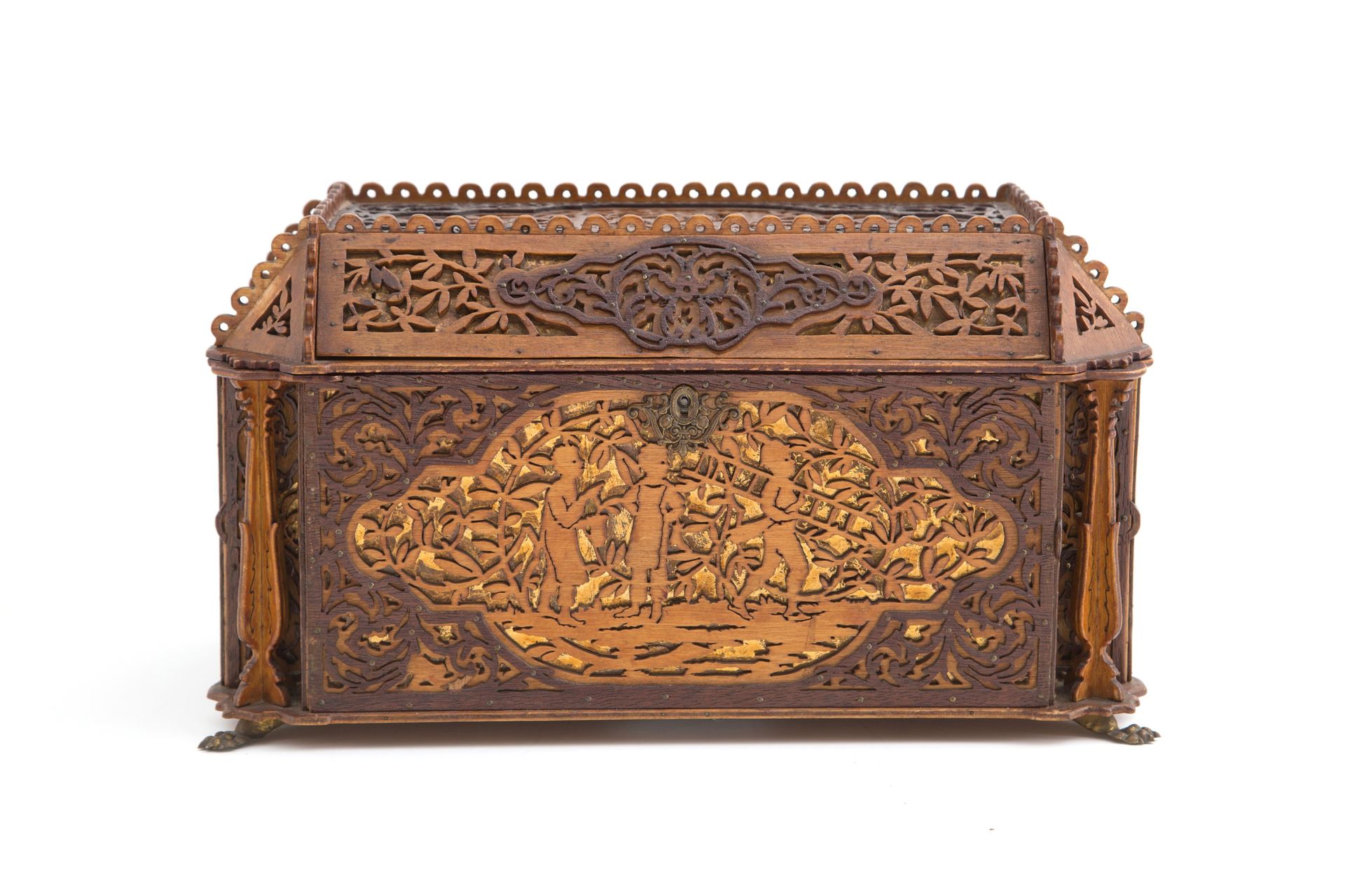Wooden jewelry box 镂空的木制珠宝盒。20世纪初。
 20x35x19厘米左右。