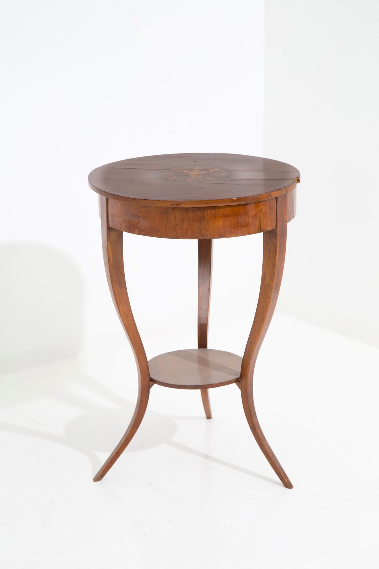 Sewing table Tavolino da cucito con piano rotondo in legno e gambe a sciabola. T&hellip;