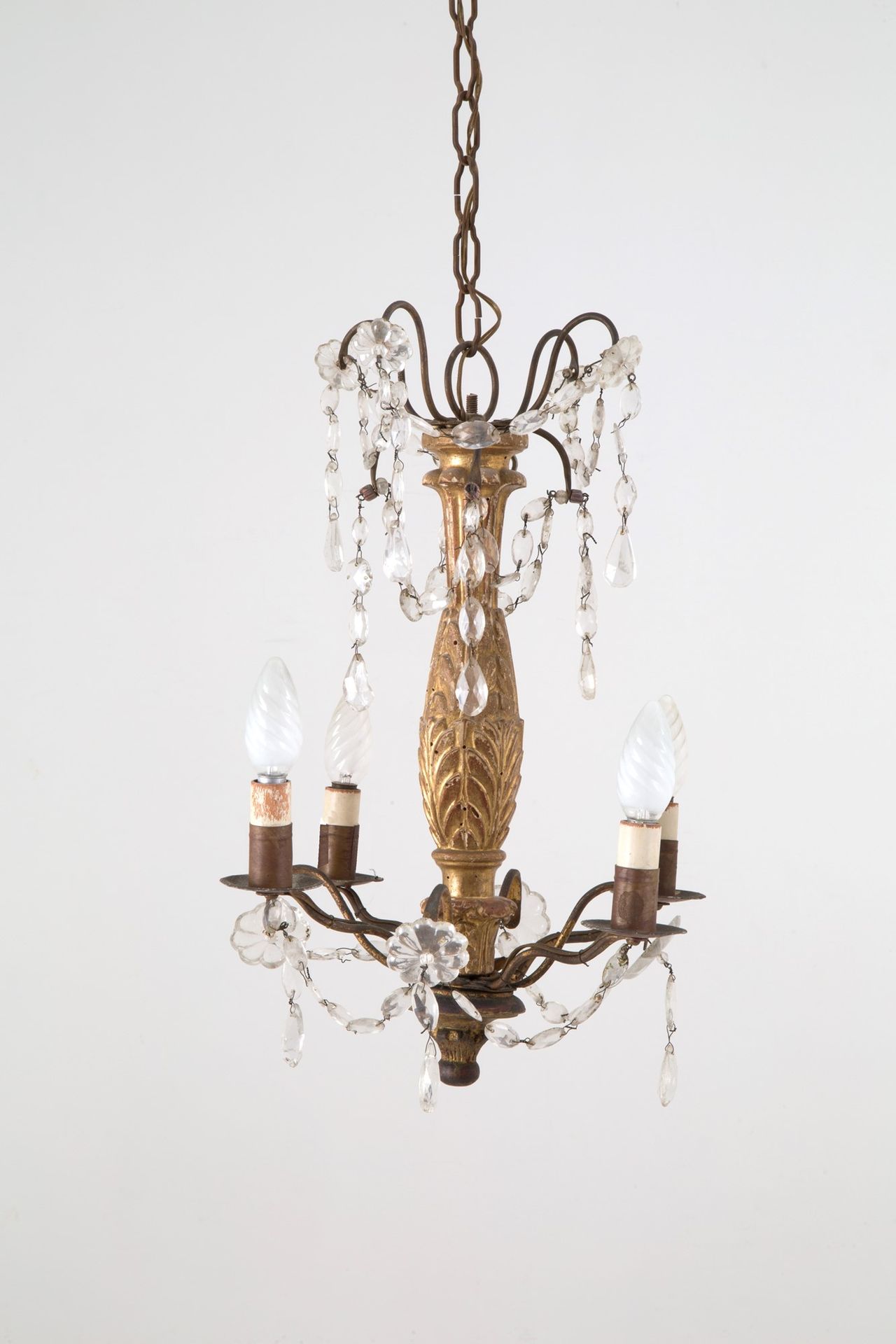 Chandelier Pequeño candelabro de cuatro brazos en madera tallada y dorada y hier&hellip;