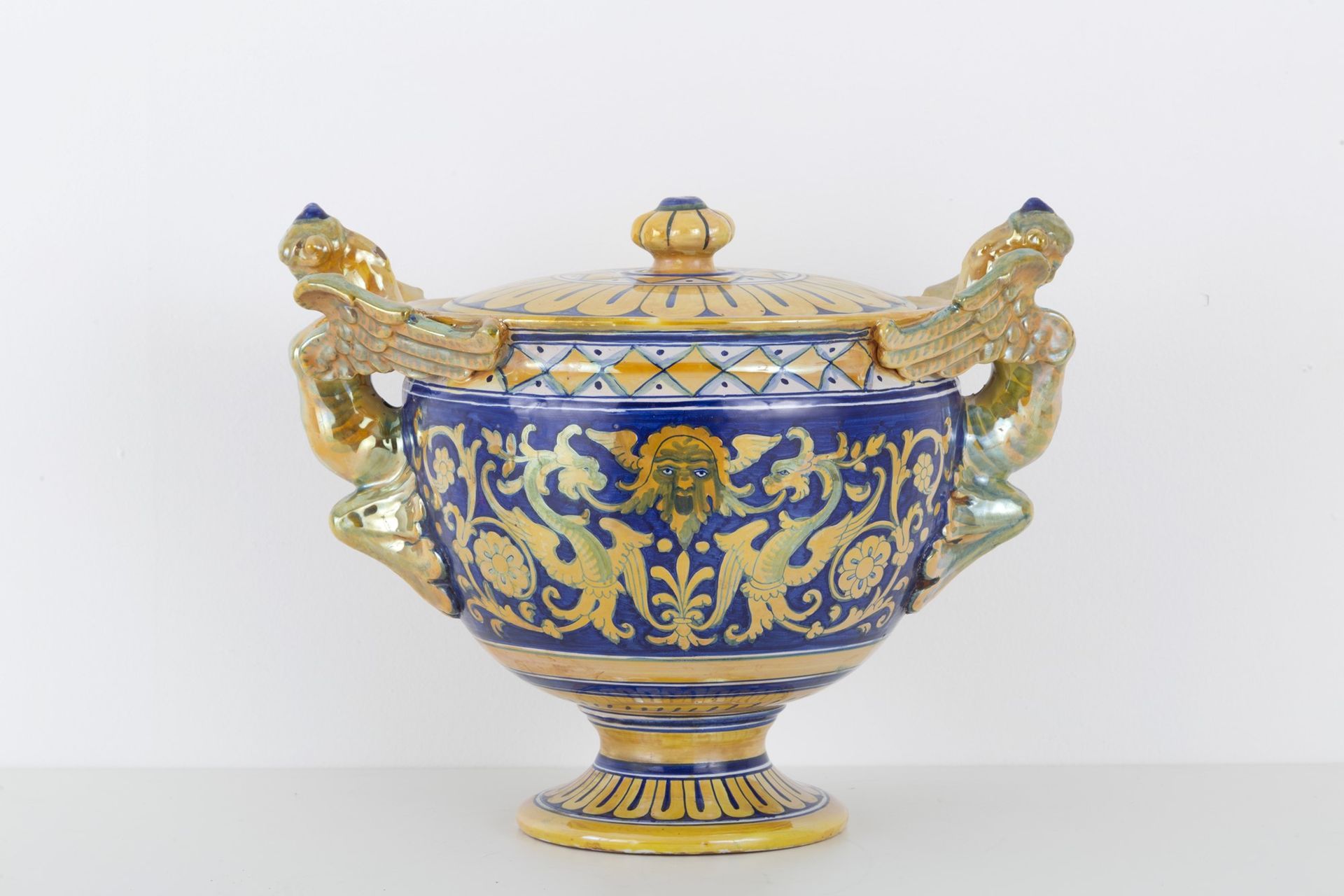 Ceramic centerpiece 彩虹陶瓷中心器皿，有哈比的贴纸和手柄及盖子。底部标有C.I.M.A. PERUGIA ITALY。20世纪。缺陷。33x&hellip;