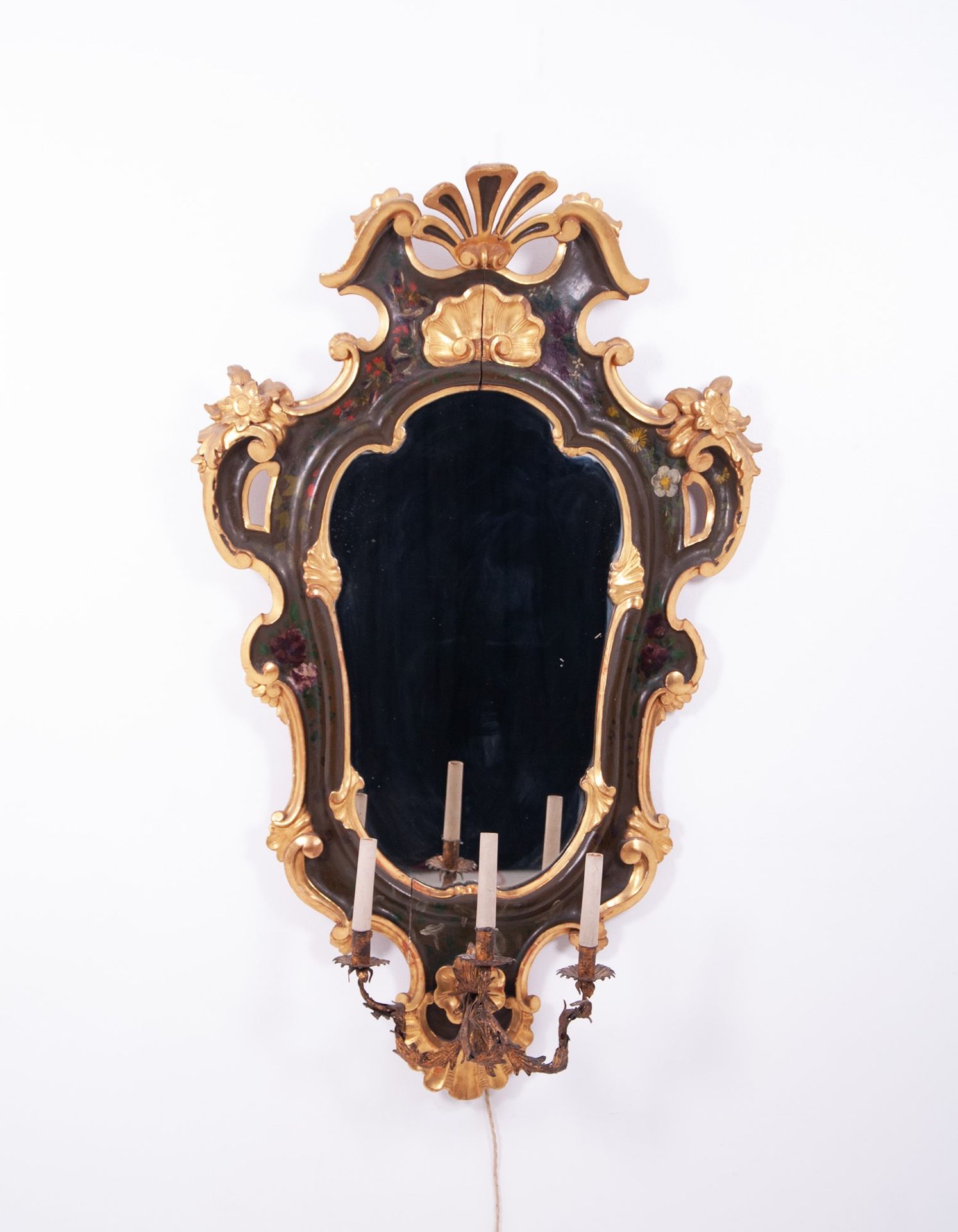 Mirror with iron candle holder 漆面和镀金的木质镜子，带铁制烛台。19世纪。 130x80 cm 约。