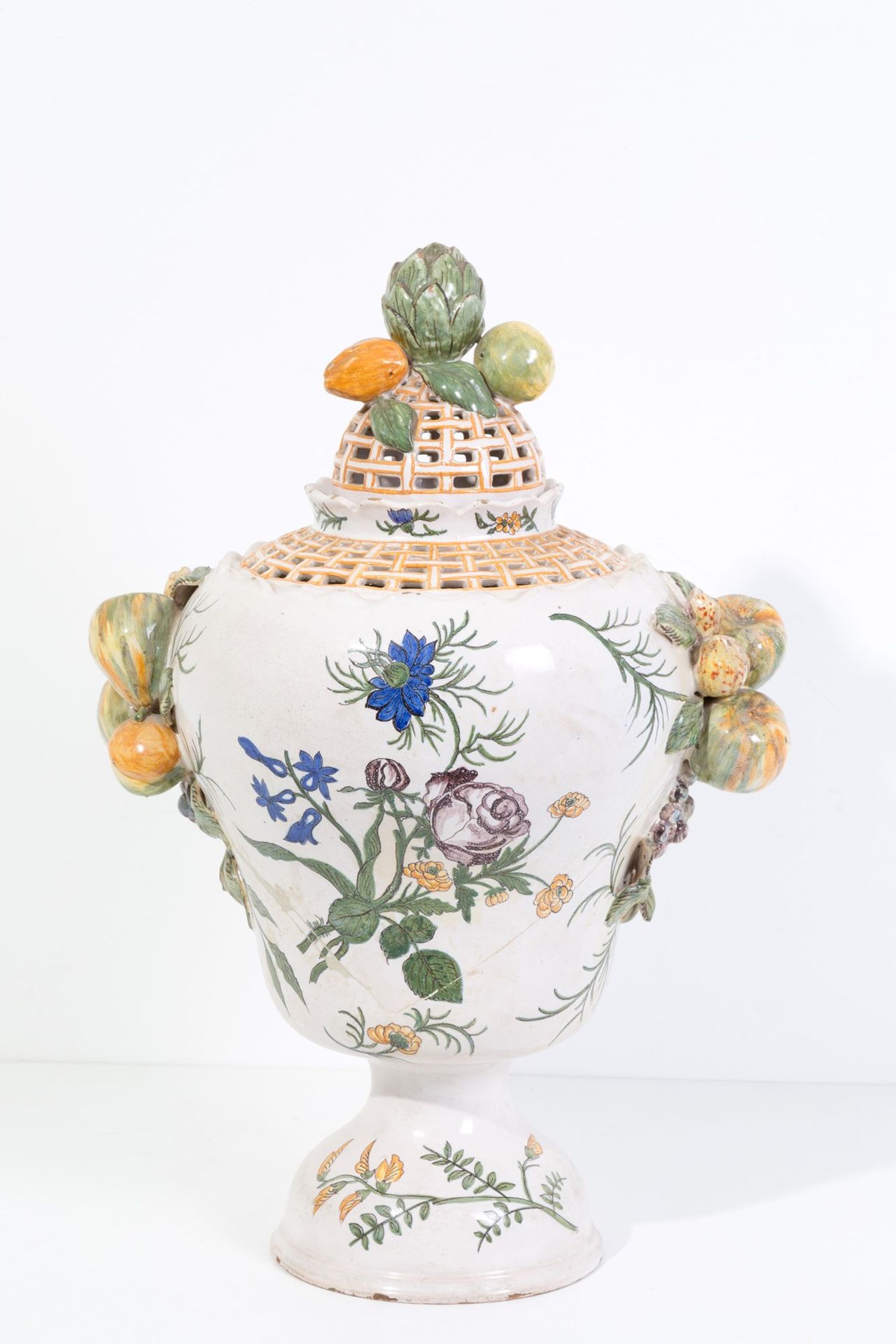 Bassano ceramic vase 带盖的巴萨诺陶瓷花瓶，绘有花卉图案，有水果形把手和镂空。18世纪。裂缝、缺失和修复。H. 48 cm ca.
