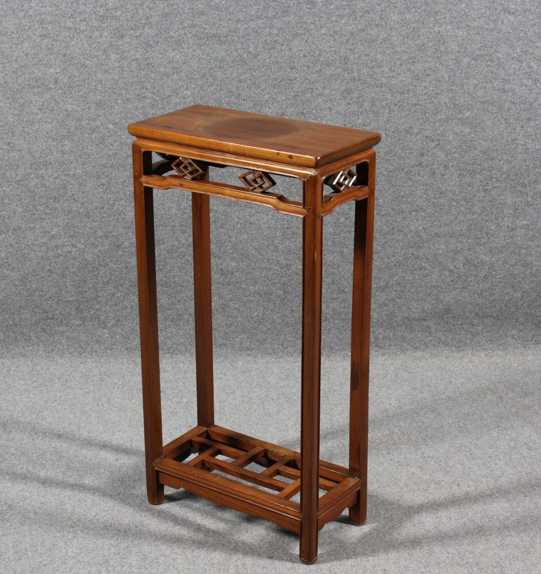 Wooden service table 胡桃木服务台。中国。19世纪晚期。76x41x20厘米左右。